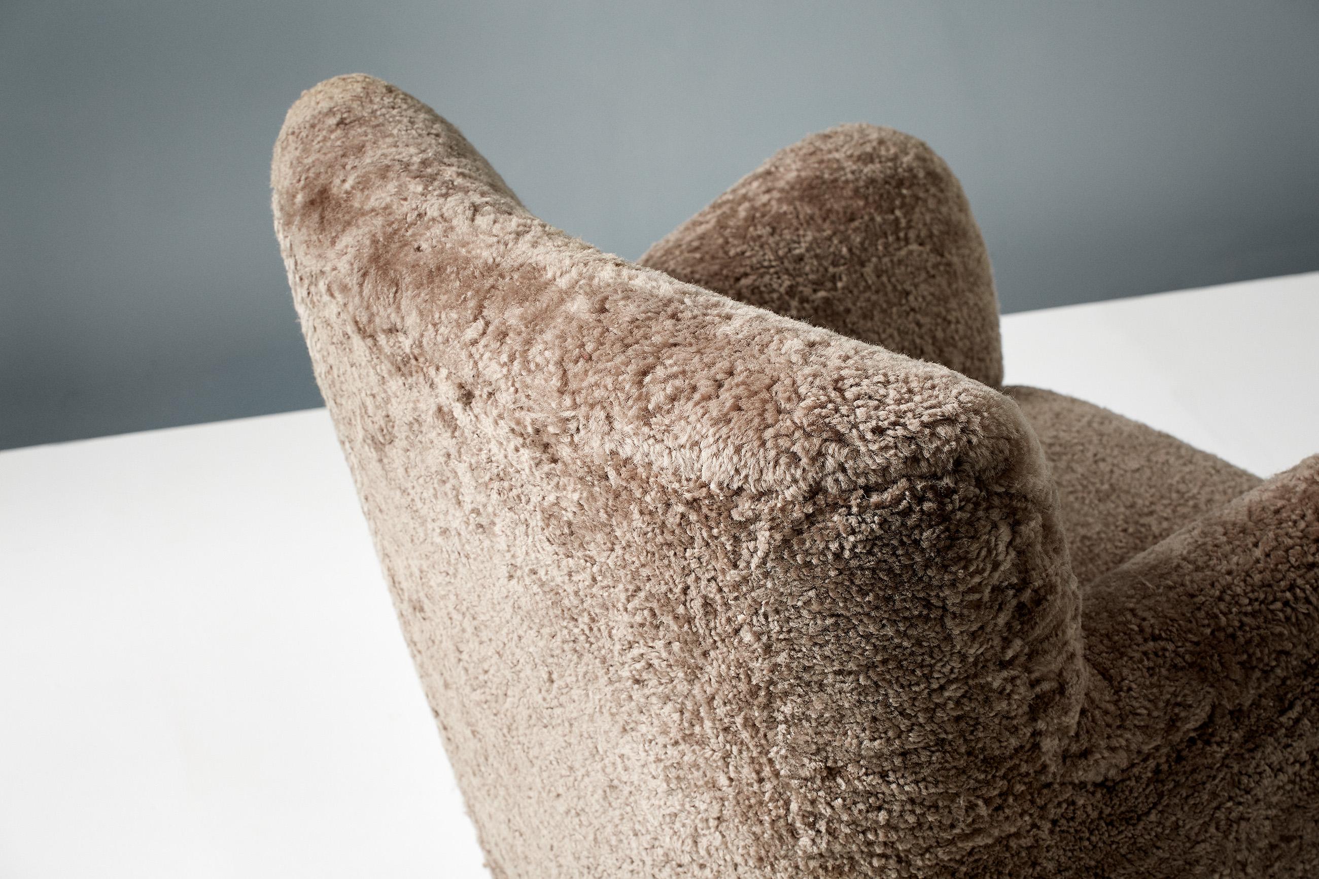 CUSTOM MADE Modell 54 Schafsfell-Lounge-Stühle im Angebot 2