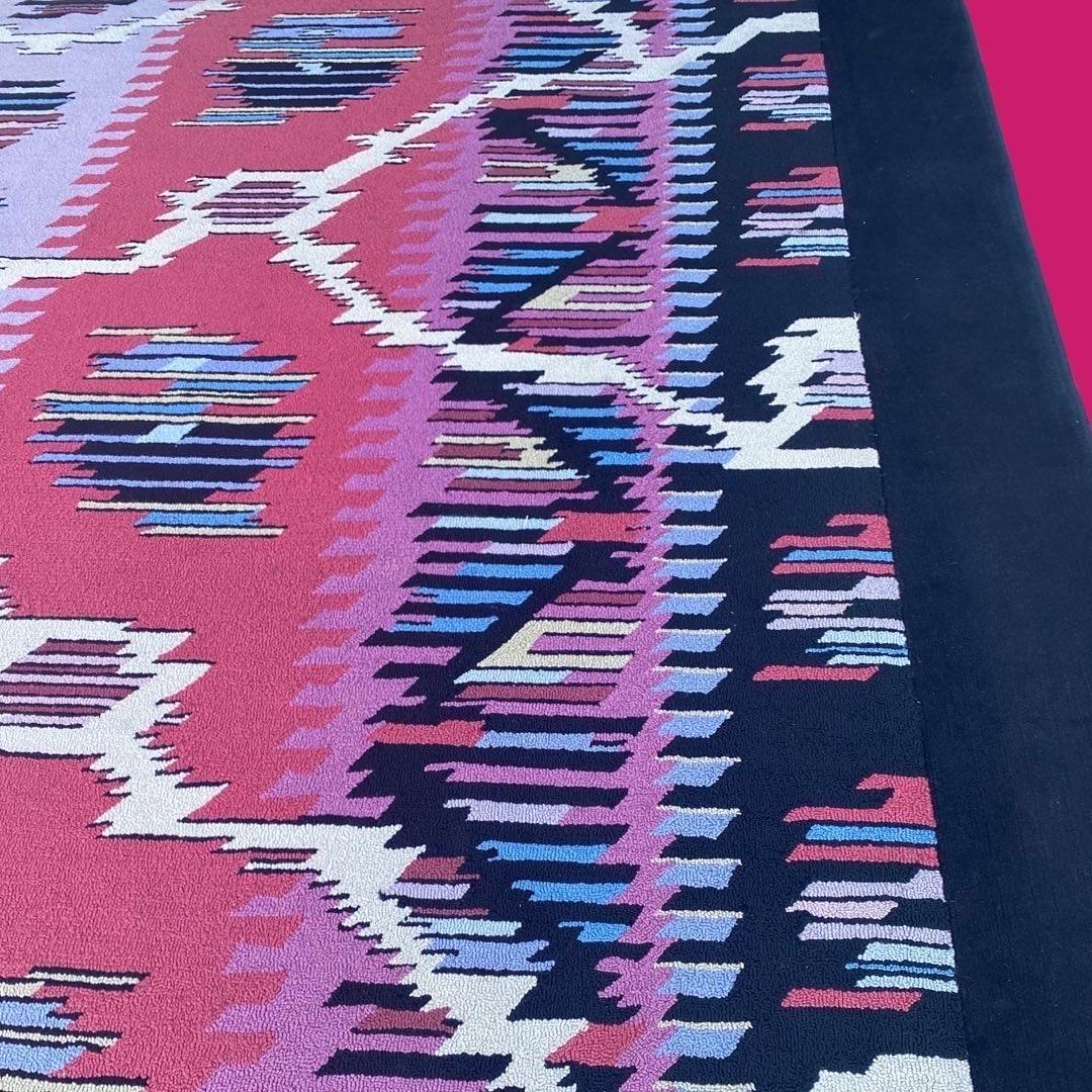 Fin du 20e siècle Tapis moderne fait sur mesure à motif ethnique aux couleurs vives en vente
