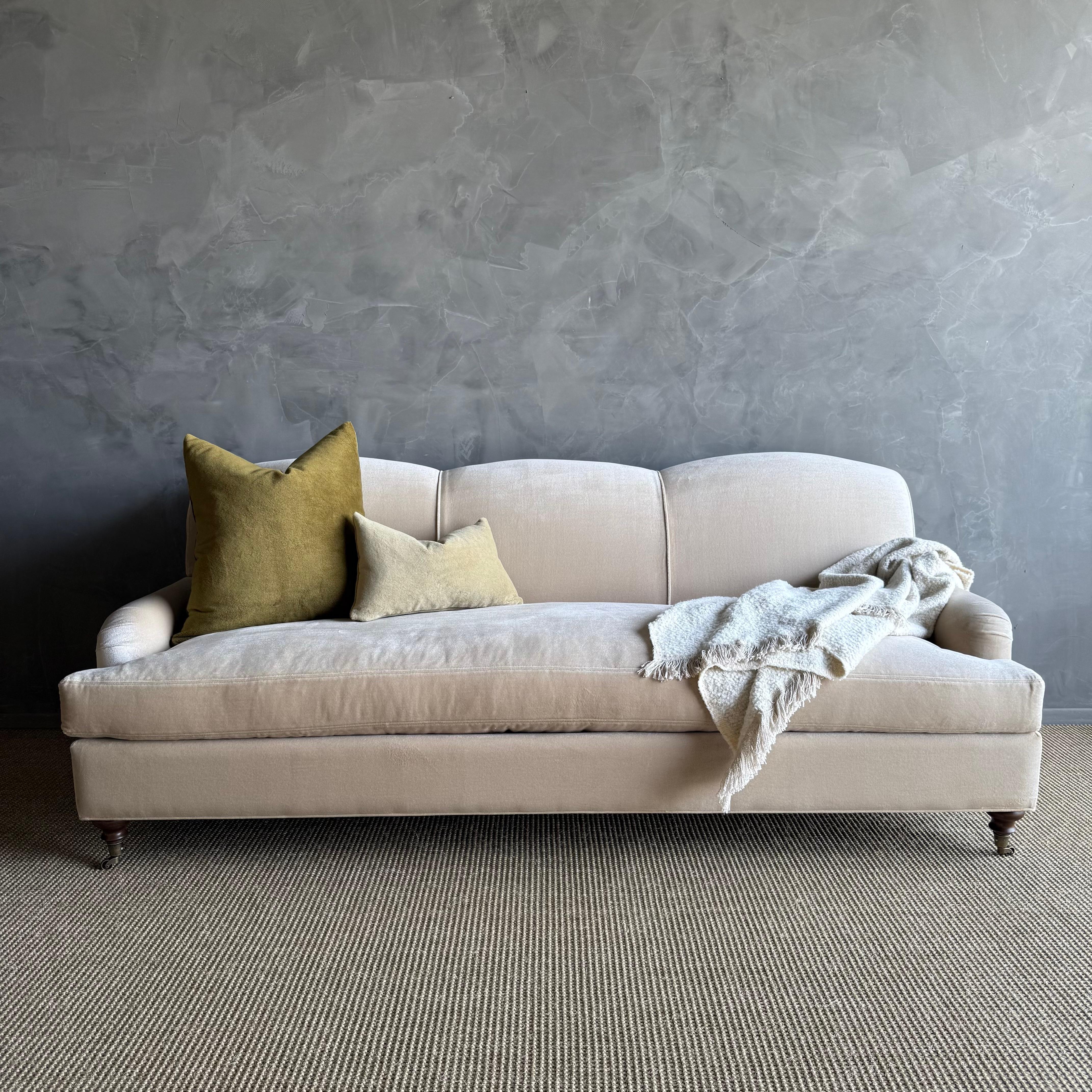 Questo bellissimo divano con braccioli all'inglese ha un tocco moderno, con il suo cuscino a panca singola e gli splendidi lati curvi del grembiule. È rivestita in tessuto Linen Velvet Performance.
Mostrato in Putty. 
Telaio in legno massiccio,