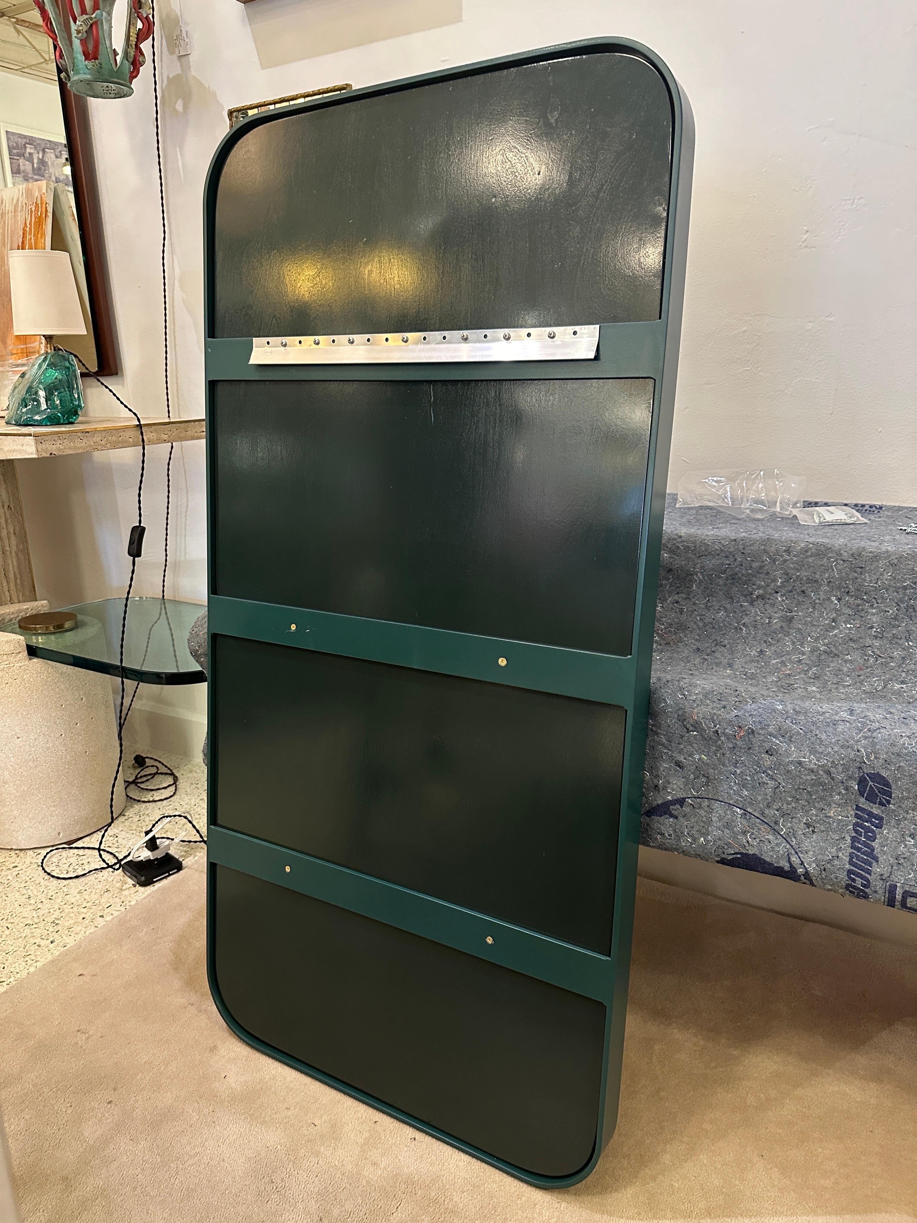 Postmoderne Miroir moderne fait sur mesure en métal vert forêt (deux disponibles) en vente