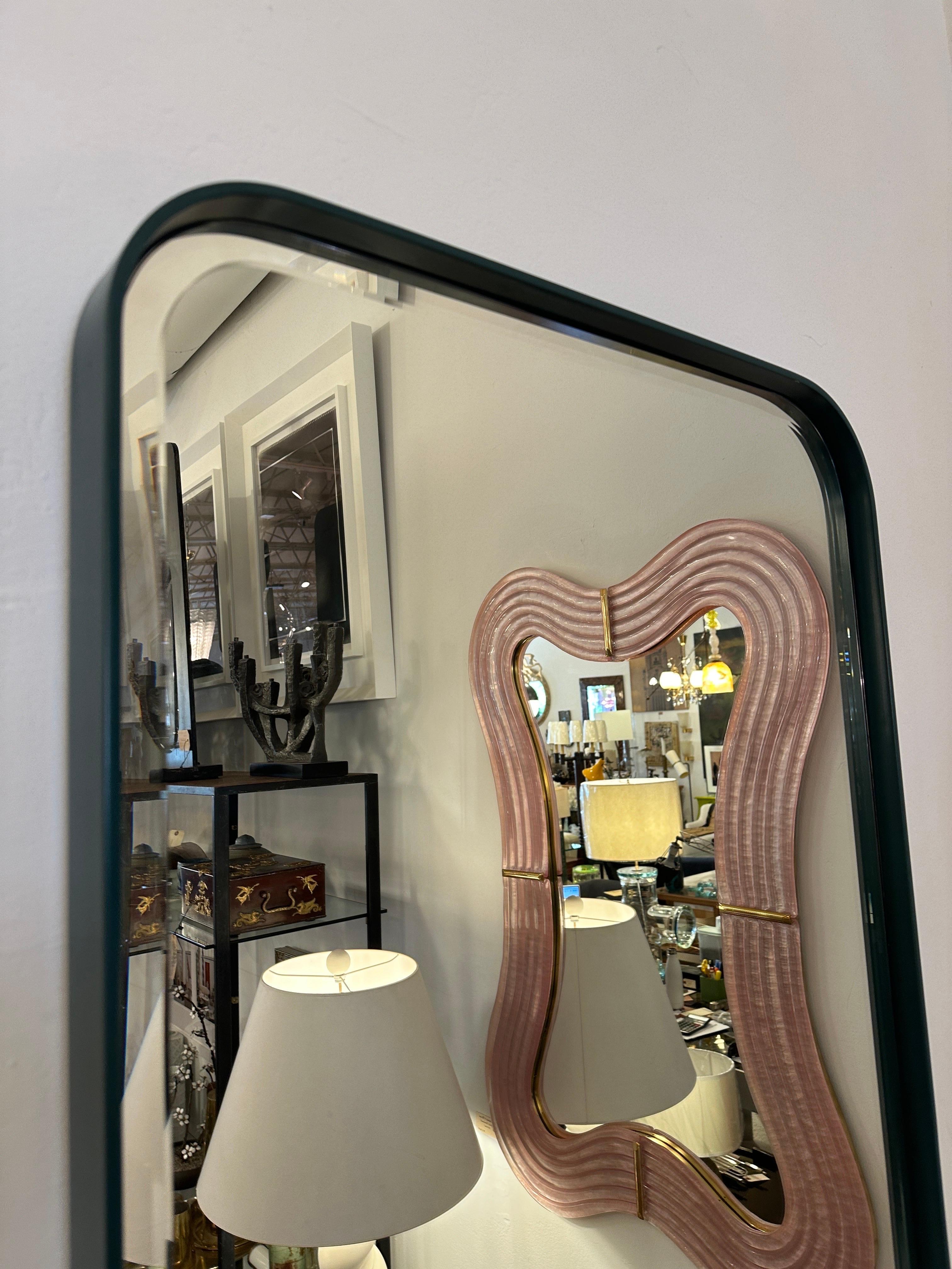Biseauté Miroir moderne fait sur mesure en métal vert forêt (deux disponibles) en vente