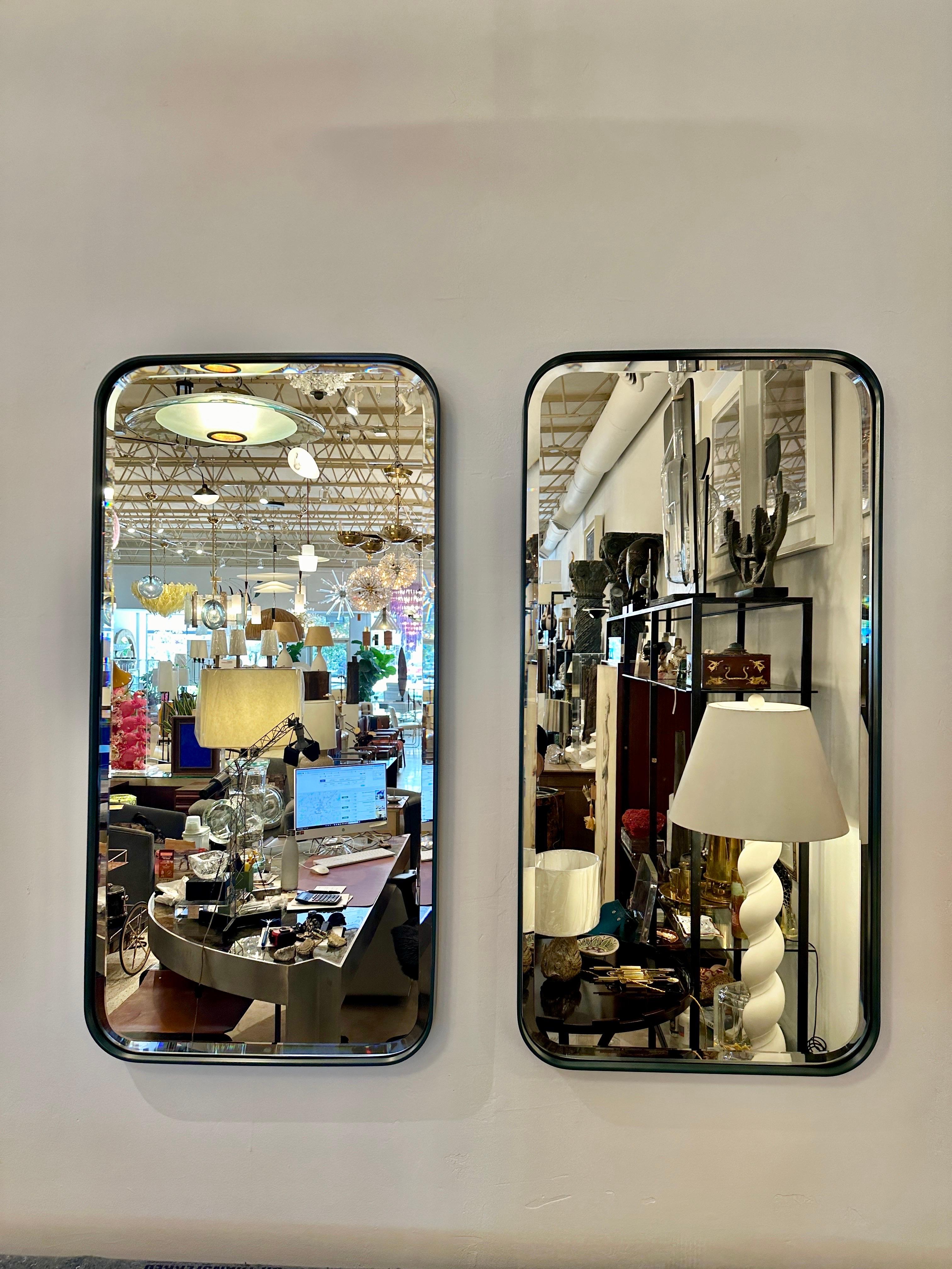 Miroir moderne fait sur mesure en métal vert forêt (deux disponibles) Bon état - En vente à North Miami, FL
