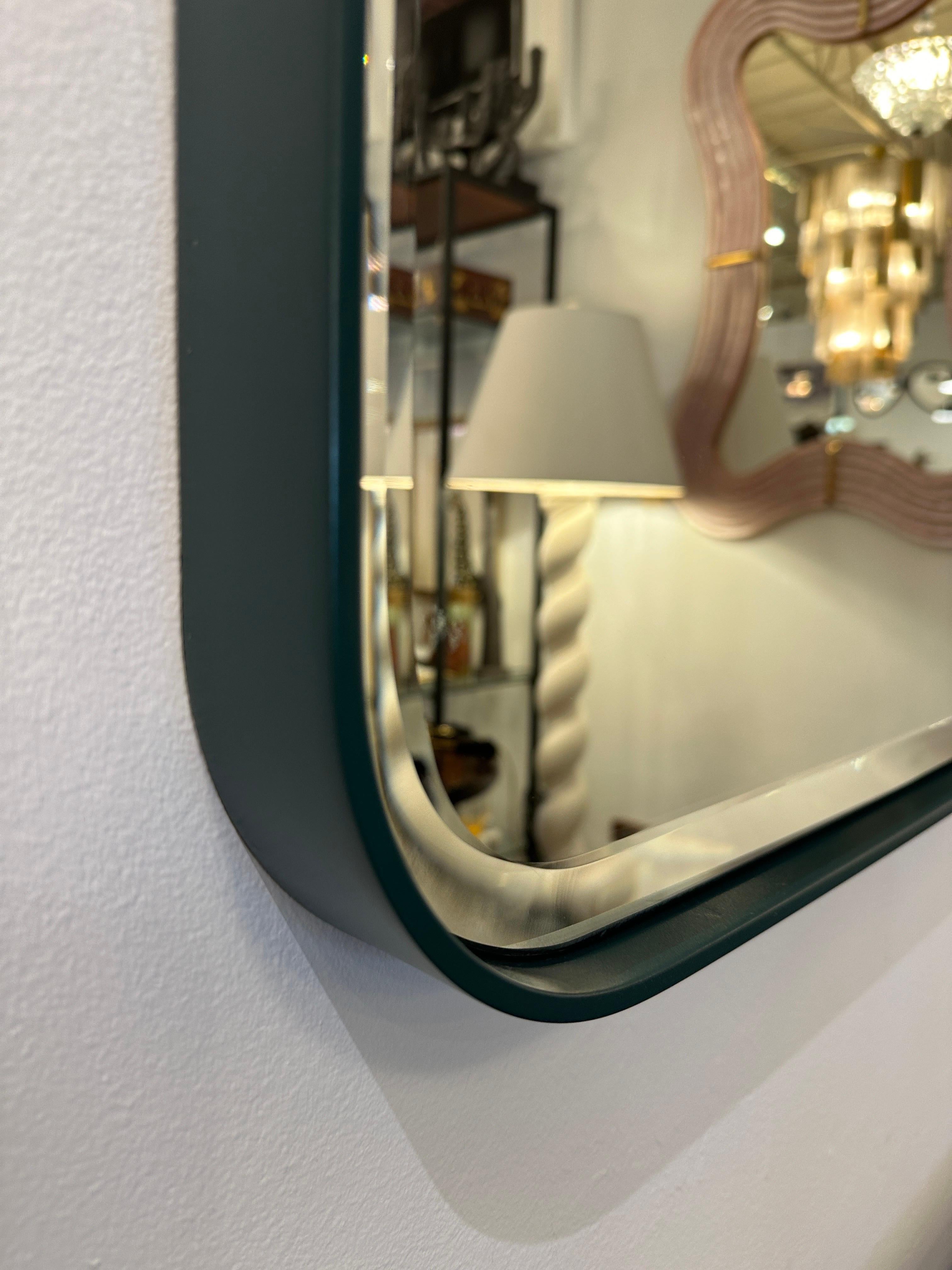 XXIe siècle et contemporain Miroir moderne fait sur mesure en métal vert forêt (deux disponibles) en vente