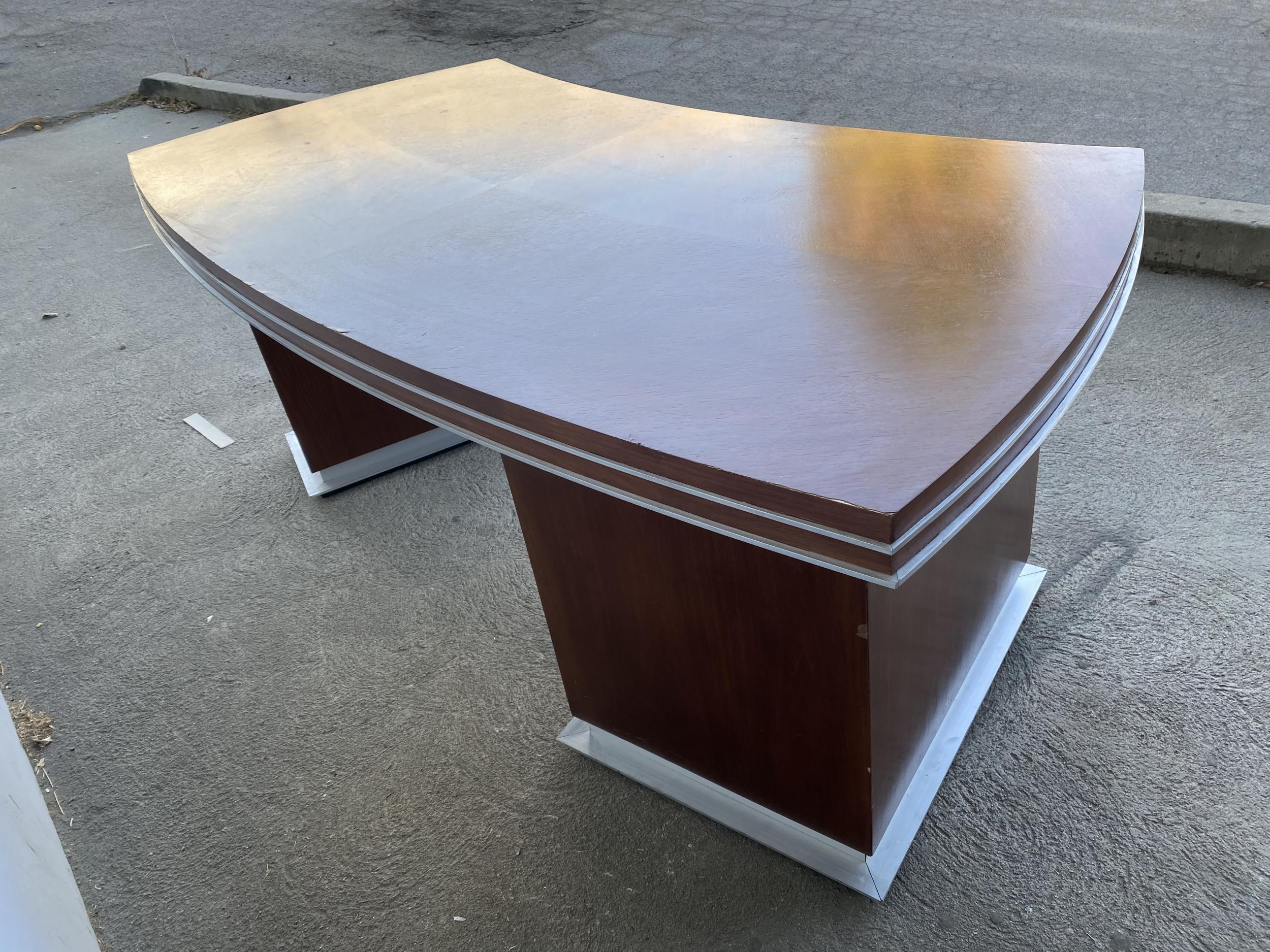 Custom Made Modern Large Executive Desk with Aluminum Trim, circa 1990 In Excellent Condition For Sale In Van Nuys, CA