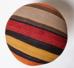 Ottomana moderna su misura con rivestimento in kilim turco anatolico d'epoca e legno Oak Wood