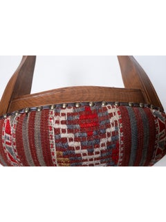 Ottomana moderna su misura con rivestimento in kilim turco anatolico d'epoca e legno Oak Wood