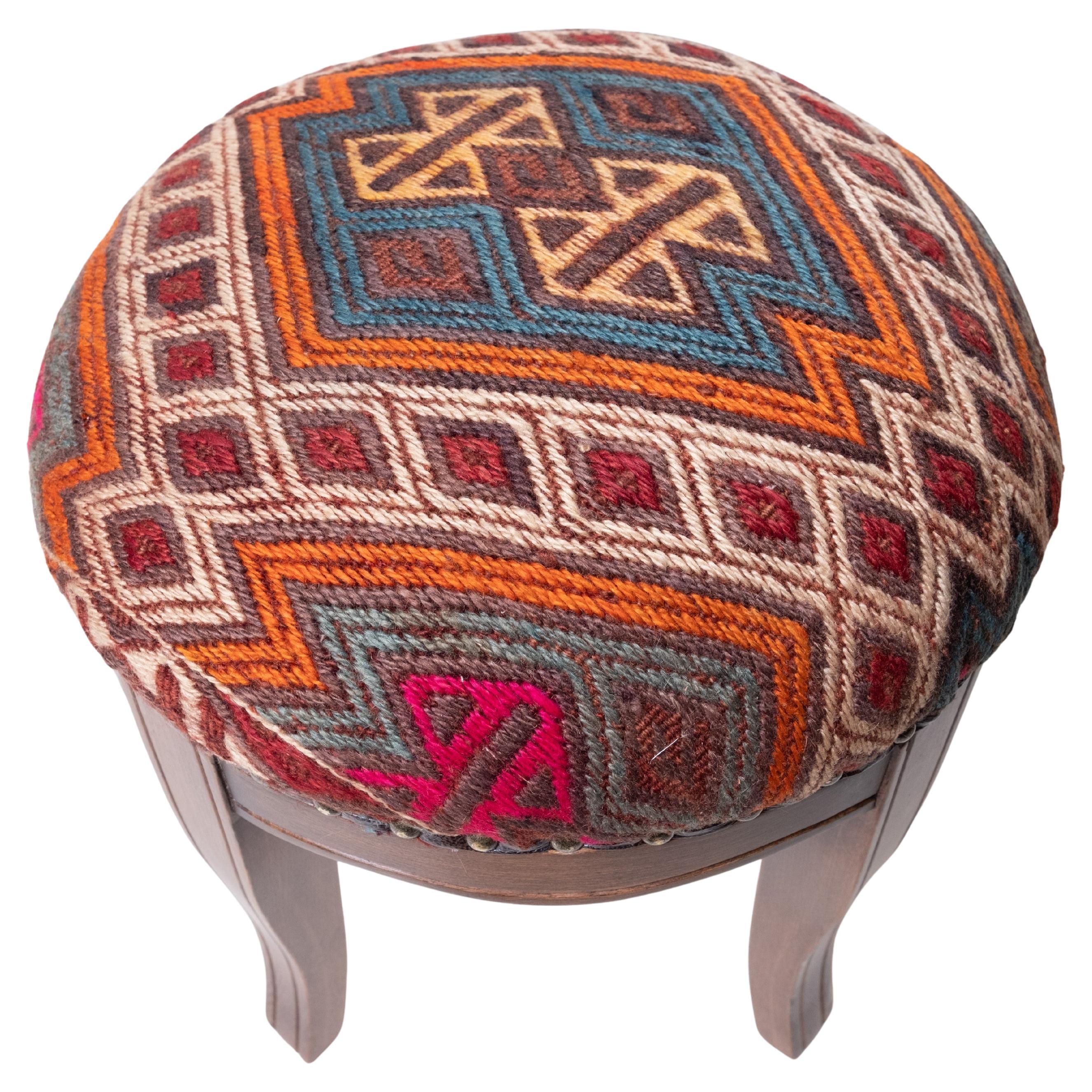 Ottomana moderna su misura con rivestimento in kilim turco anatolico d
epoca e legno Oak Wood