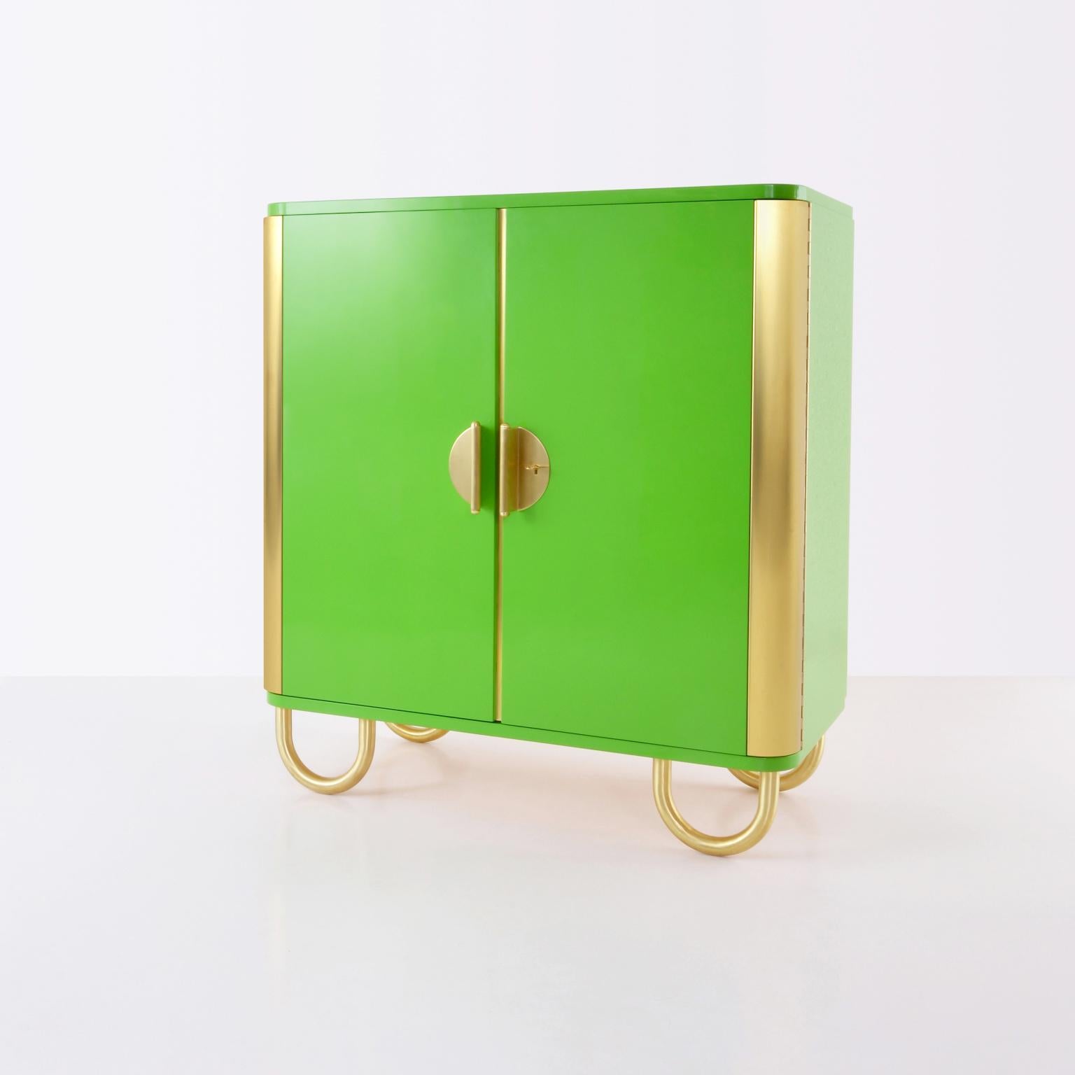 Zweitüriges Sideboard nach Maß, entworfen und hergestellt von GMD Berlin, exklusiv präsentiert in unserer Rudolf Vichr Collection'S.

Diese hochwertigen, handgefertigten Möbel in klassischem, zeitlosem Design werden nach traditionellen