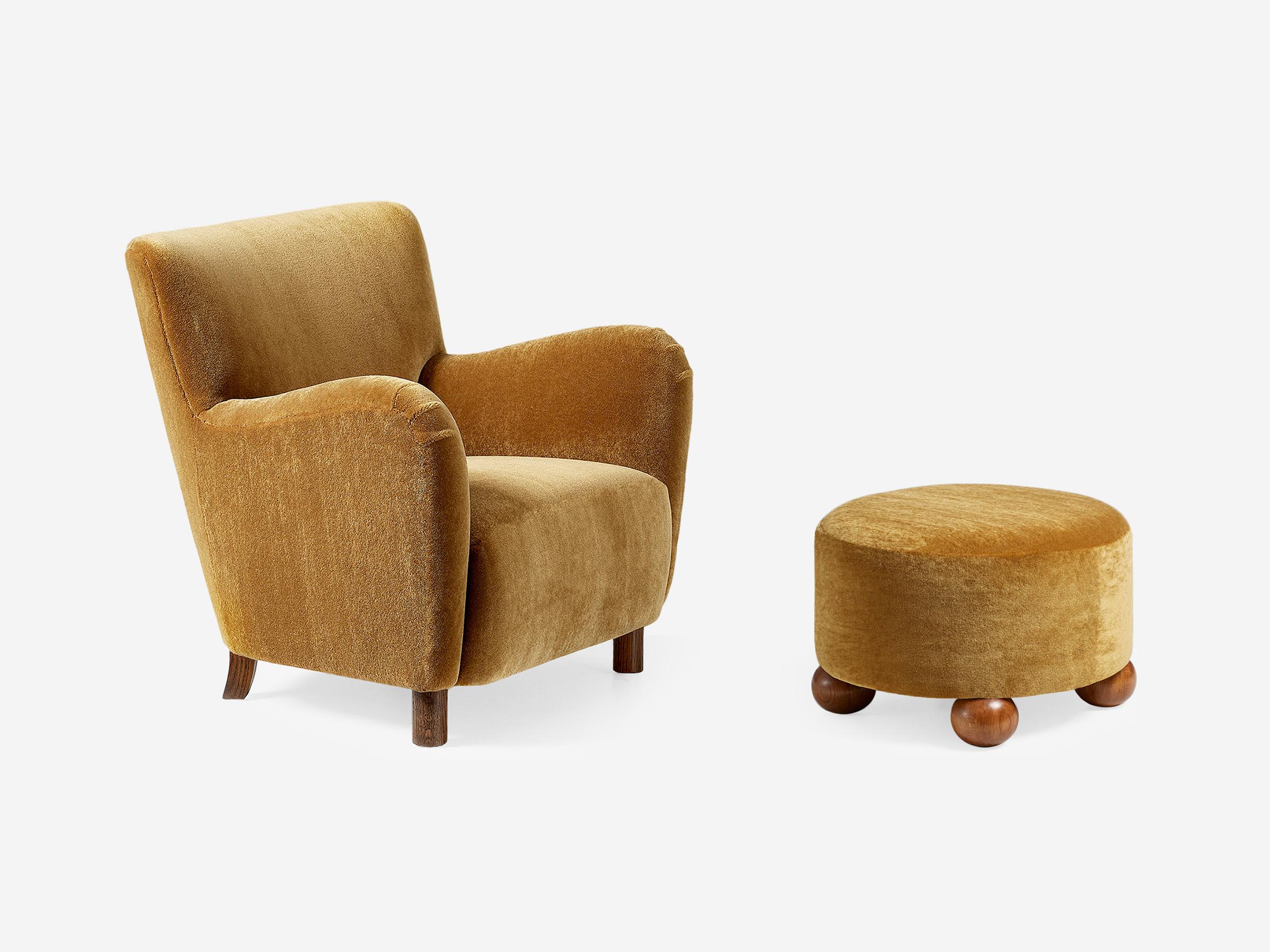 Dagmar - 54 Stuhl & Luupo Ottomane

Der 54 Lounge Chair schafft mühelos den Spagat zwischen traditioneller und zeitgenössischer Ästhetik und passt damit hervorragend zu einer Vielzahl von Inneneinrichtungen. Der 54 Chair wurde vom Dagmar Studio Team