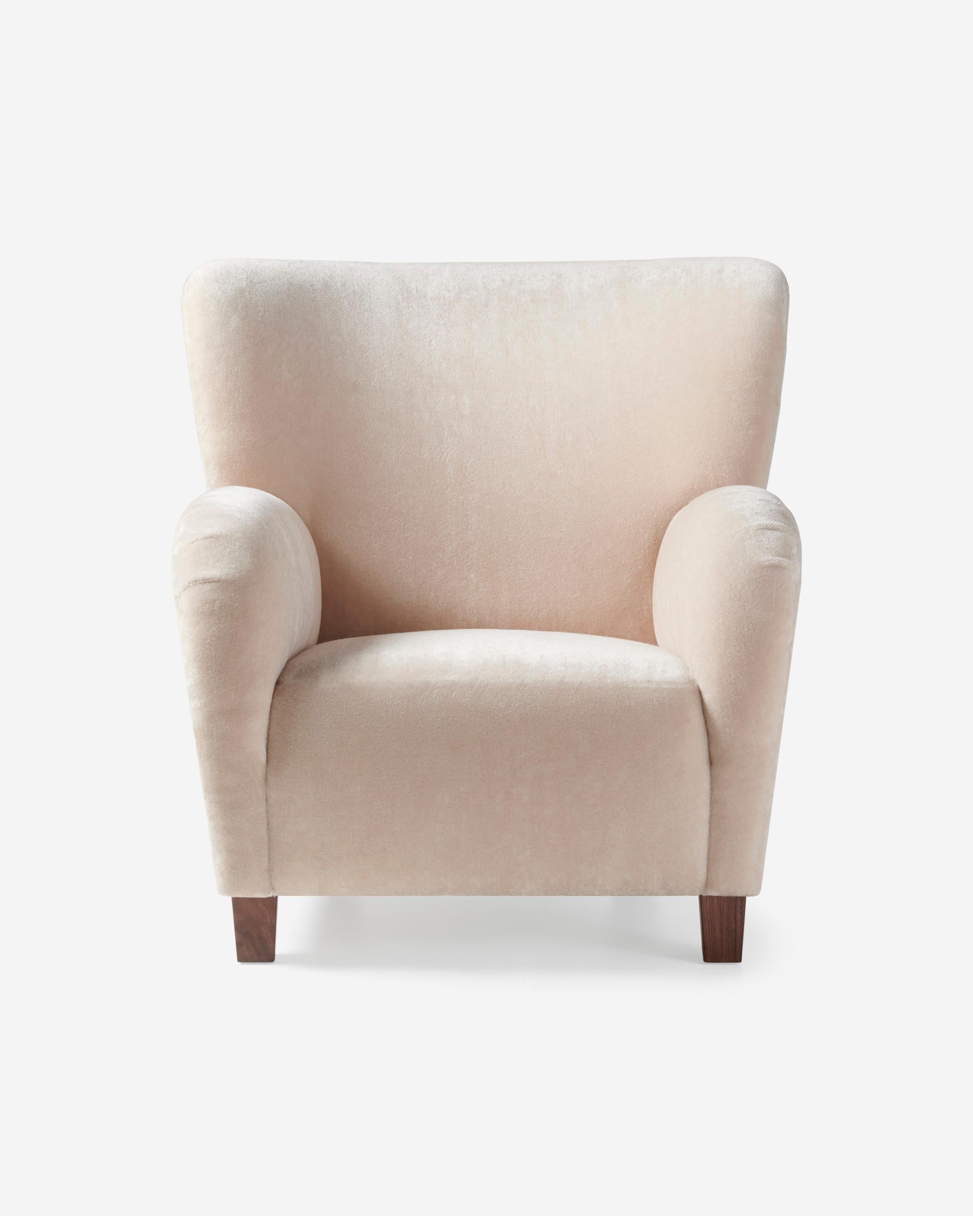 Haimi - Poltrona Karu, di Dagmar

La sedia Karu è un aggiornamento contemporaneo di un design classico prodotto per la prima volta in Finlandia dall'azienda Haimi Oy nei primi anni Cinquanta. Gli invitanti bracci curvi e il sottile schienale alato