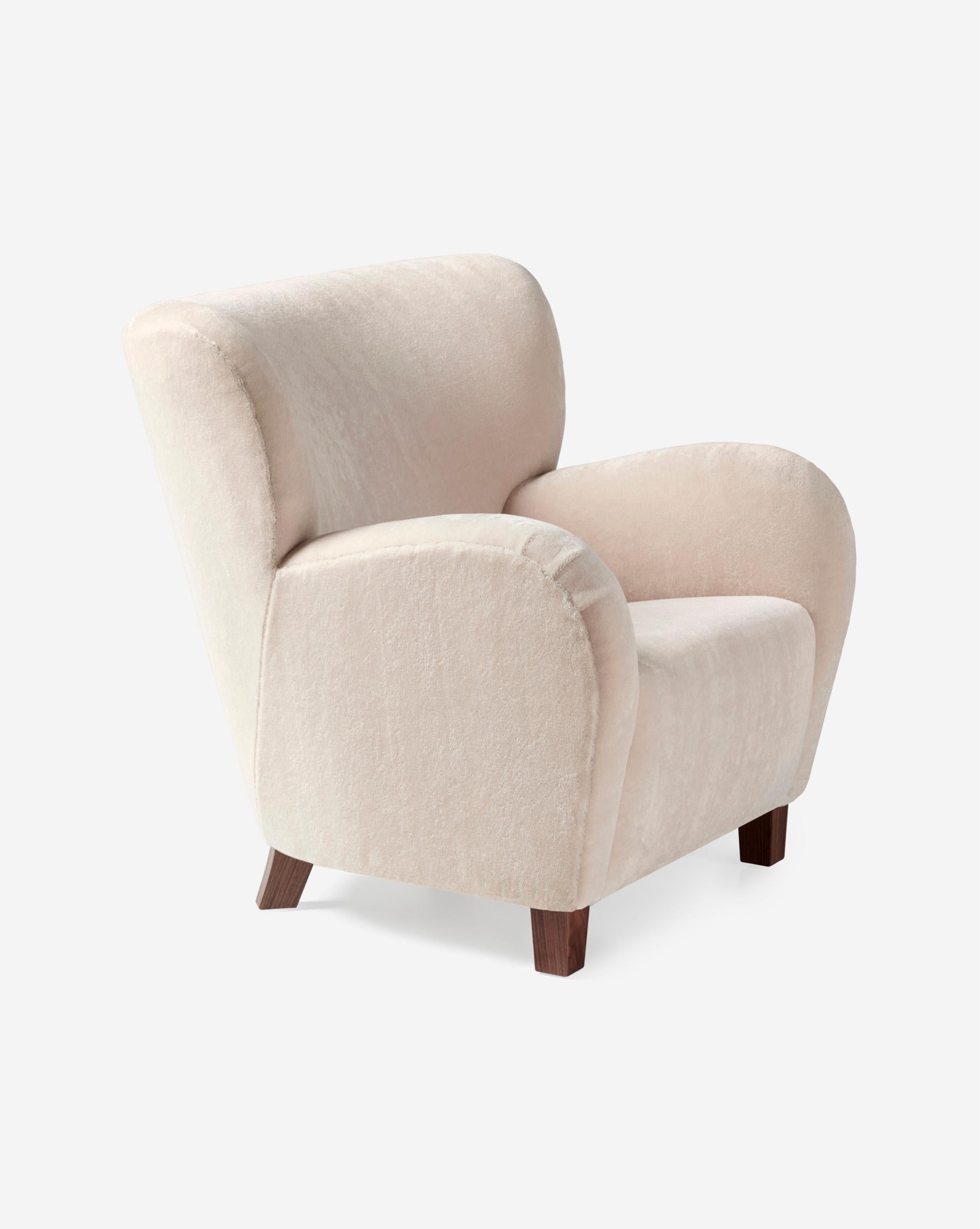 Scandinavo moderno Poltrona Karu in velluto mohair su misura di Dagmar in vendita