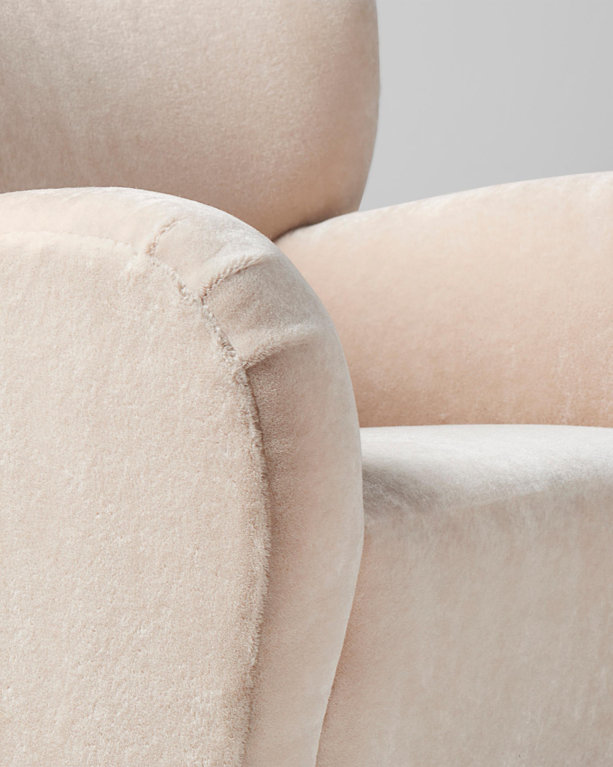 Svedese Poltrona Karu in velluto mohair su misura di Dagmar in vendita