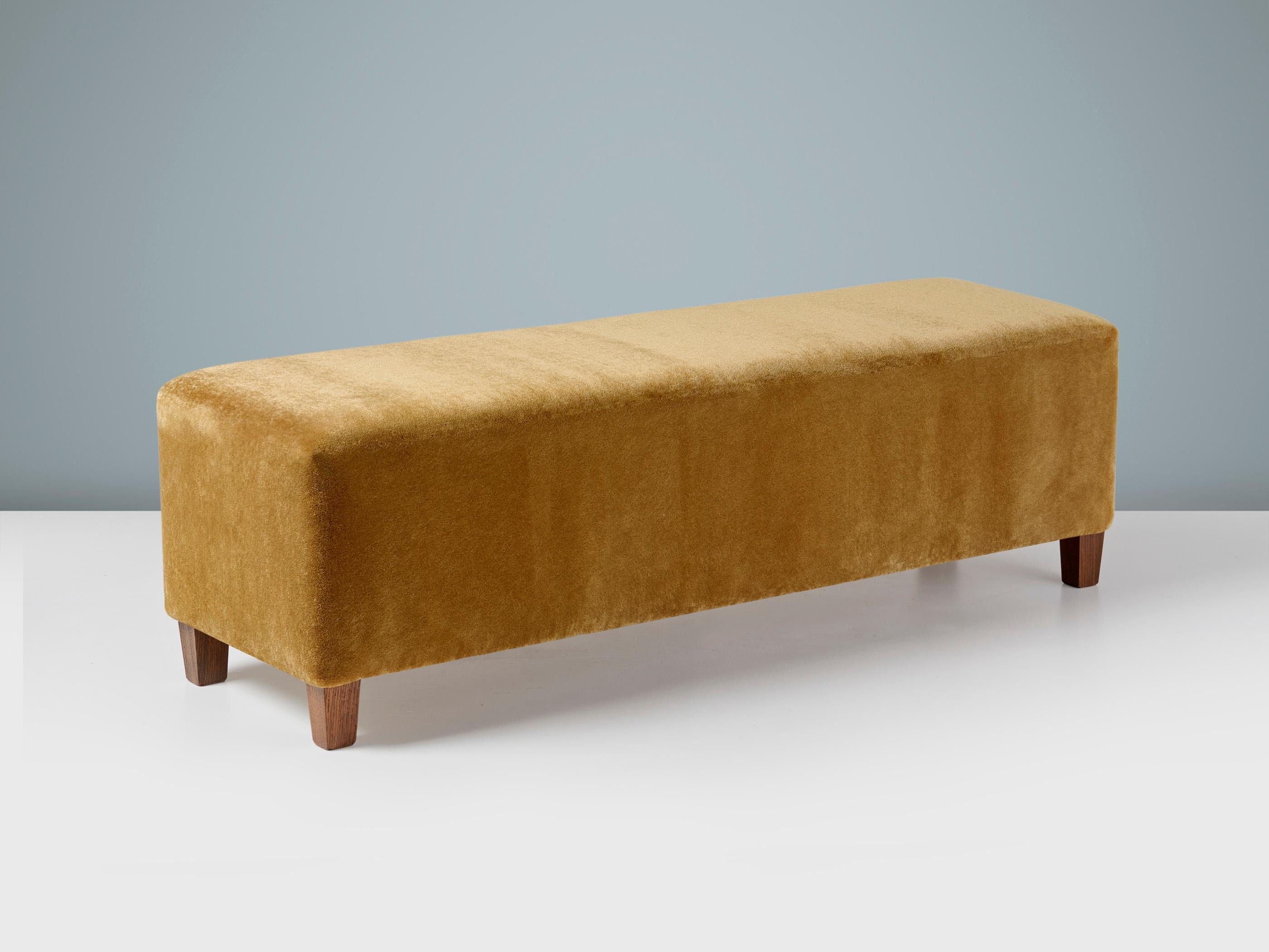 CUSTOM MADE Mohair-Samt-Ottomane mit konischen Eichenfüßen im Zustand „Neu“ im Angebot in London, England