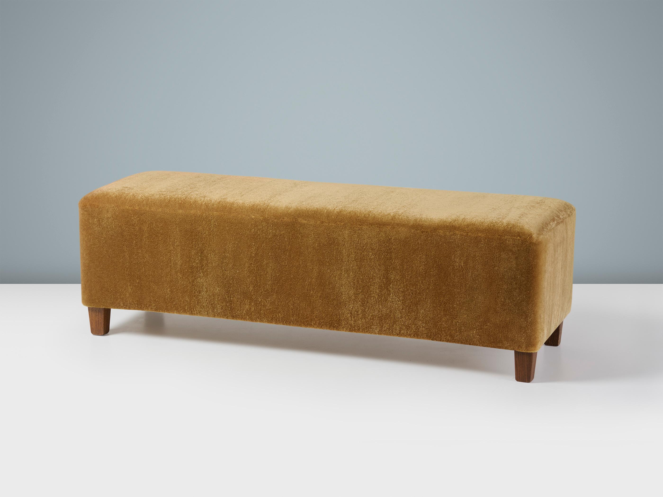 CUSTOM MADE Mohair-Samt-Ottomane mit konischen Eichenfüßen (21. Jahrhundert und zeitgenössisch) im Angebot
