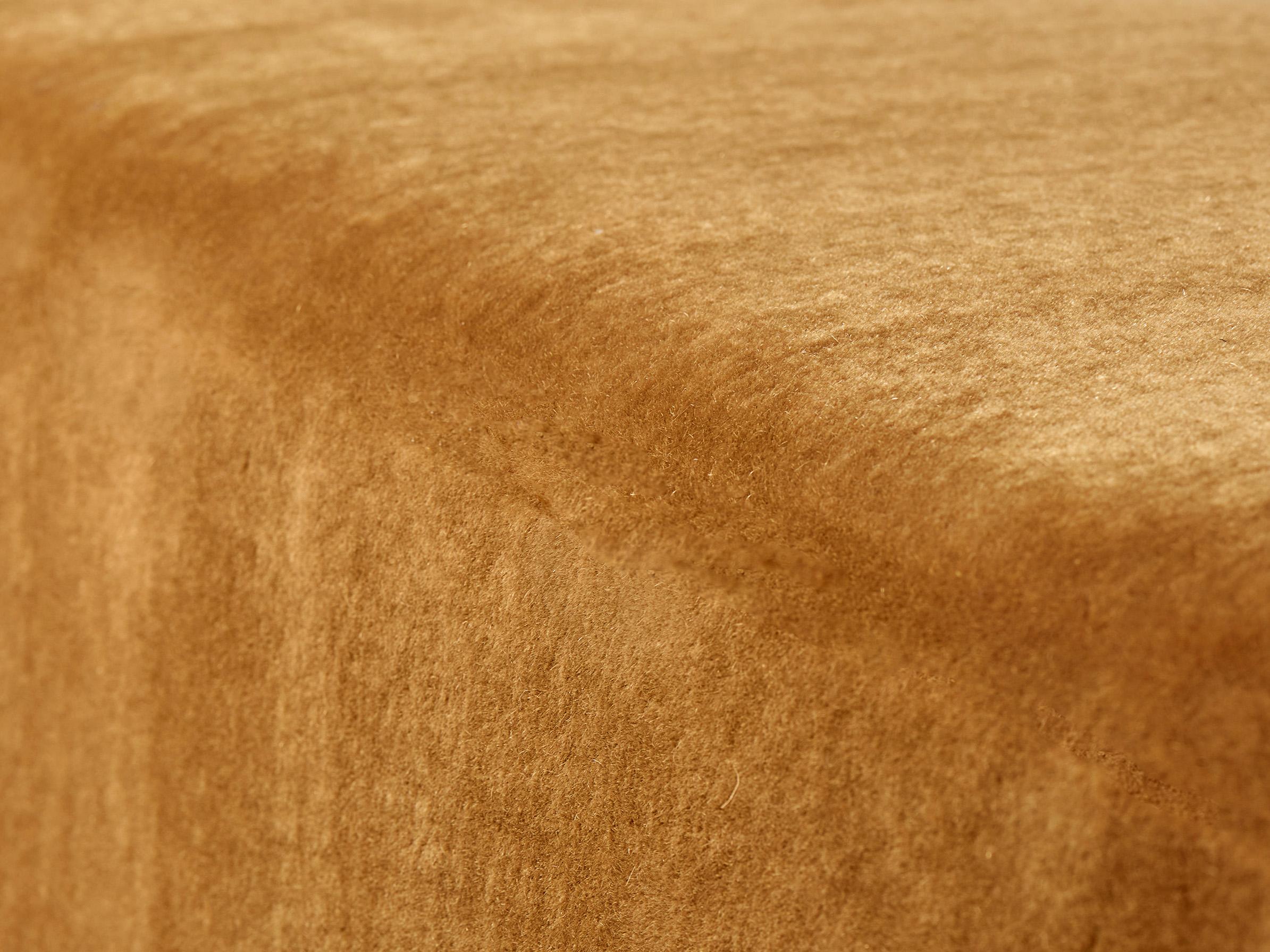 CUSTOM MADE Mohair-Samt-Ottomane mit konischen Eichenfüßen (Mohairwolle) im Angebot