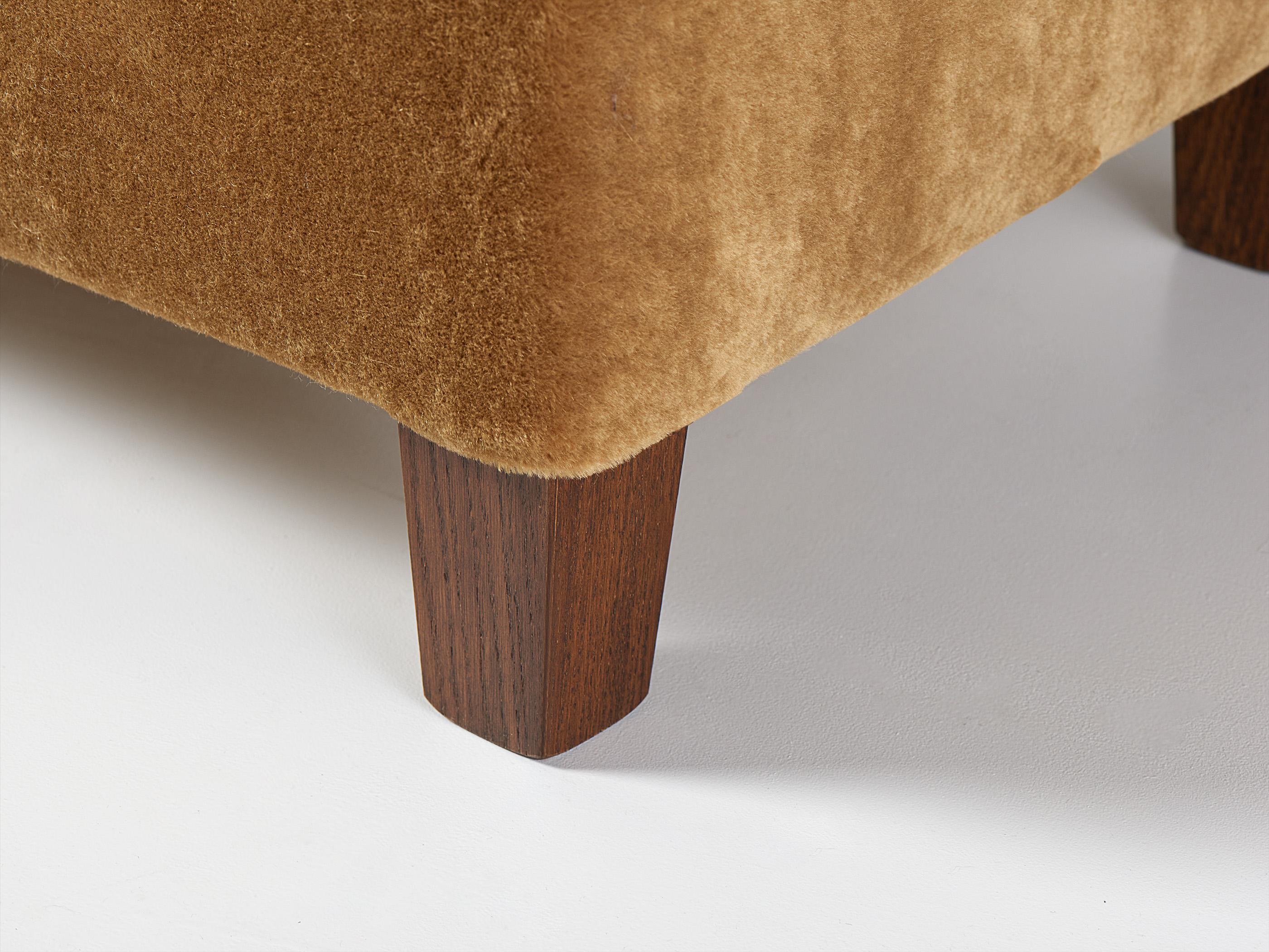 CUSTOM MADE Mohair-Samt-Ottomane mit konischen Eichenfüßen im Angebot 1