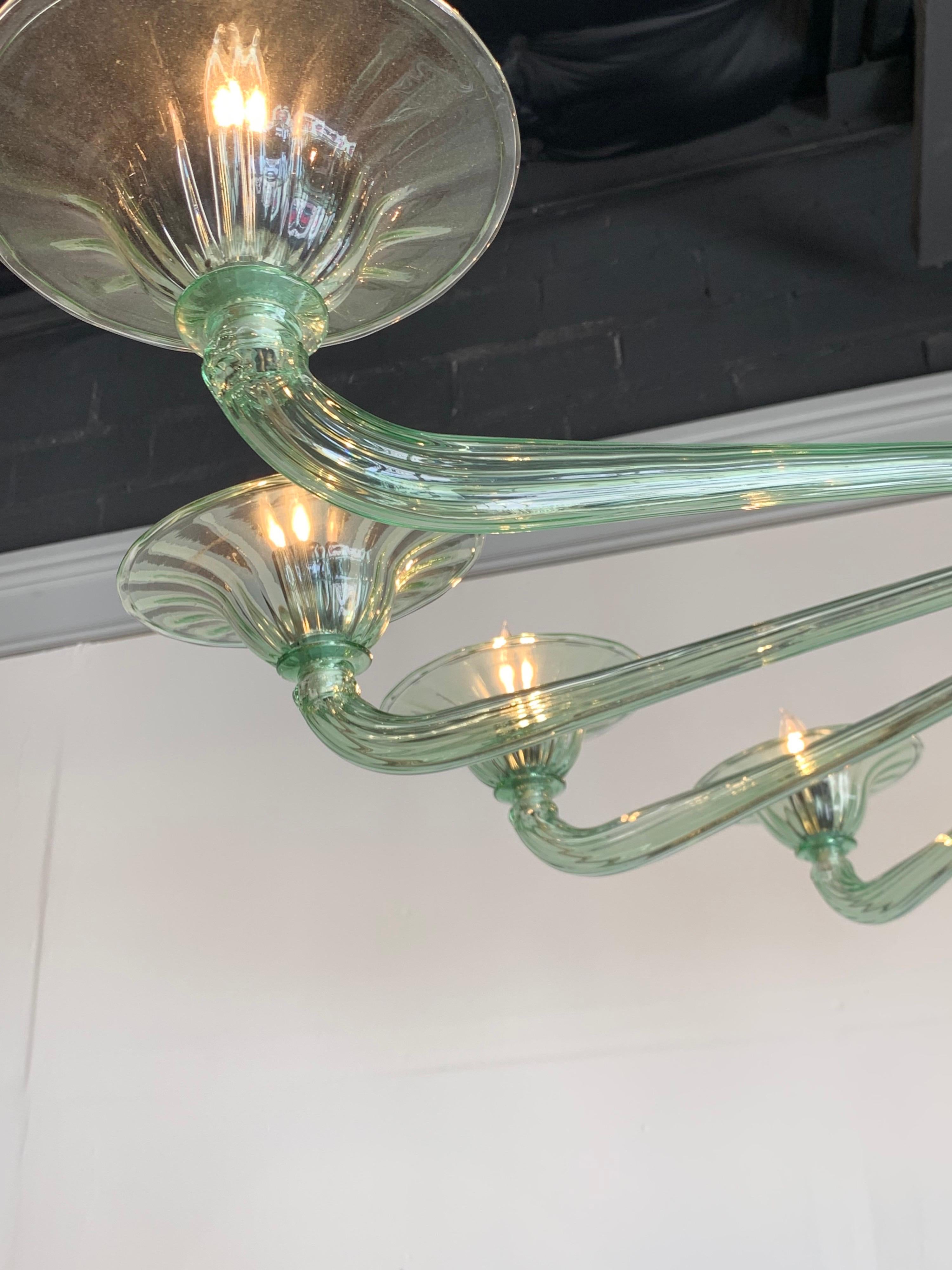 italien Lustre en verre de Murano fait sur mesure à 12 lumières en vente