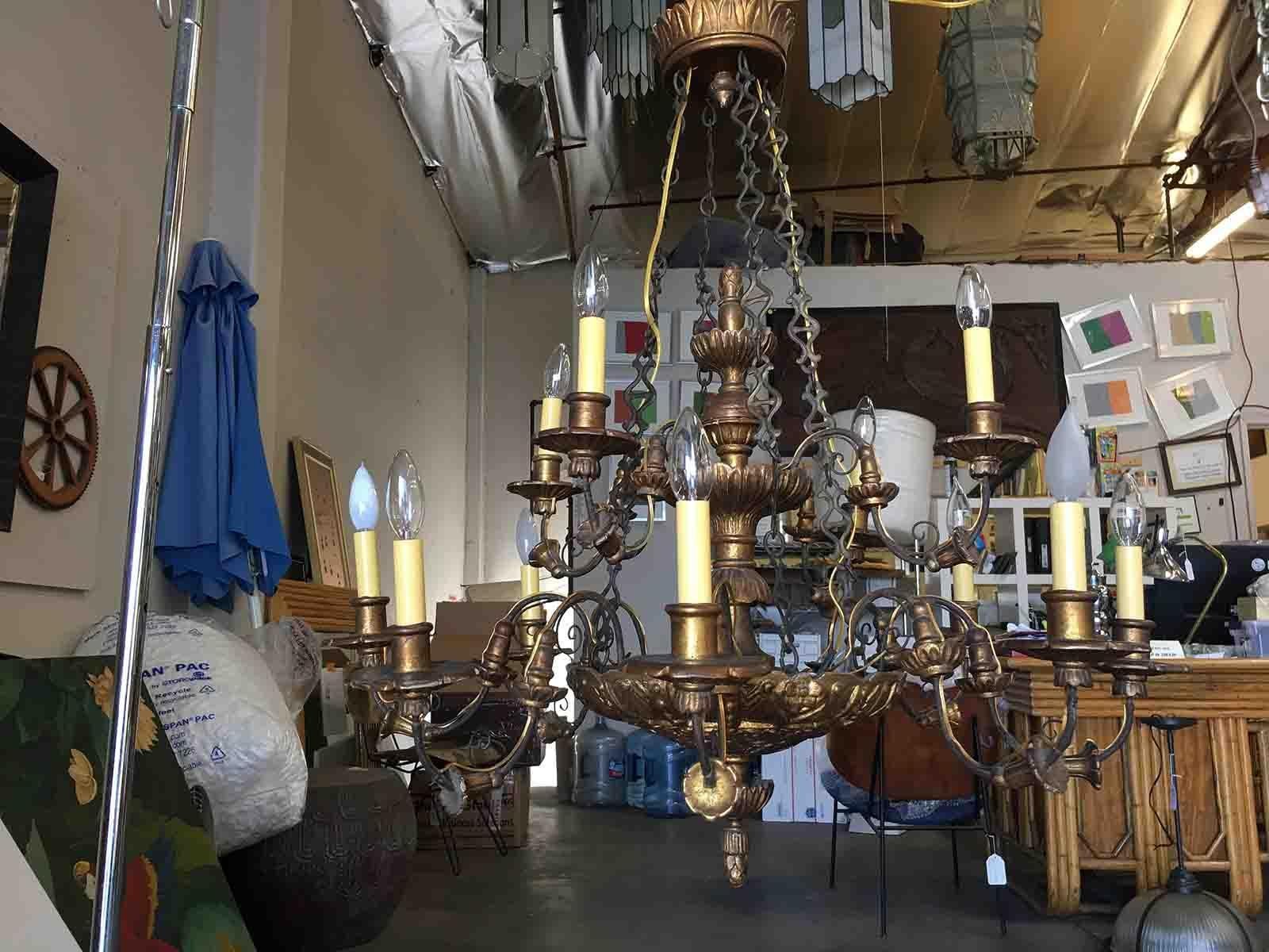 Lampadario neoclassico inglese a 12 bracci in legno e ferro realizzato su misura in vendita 2