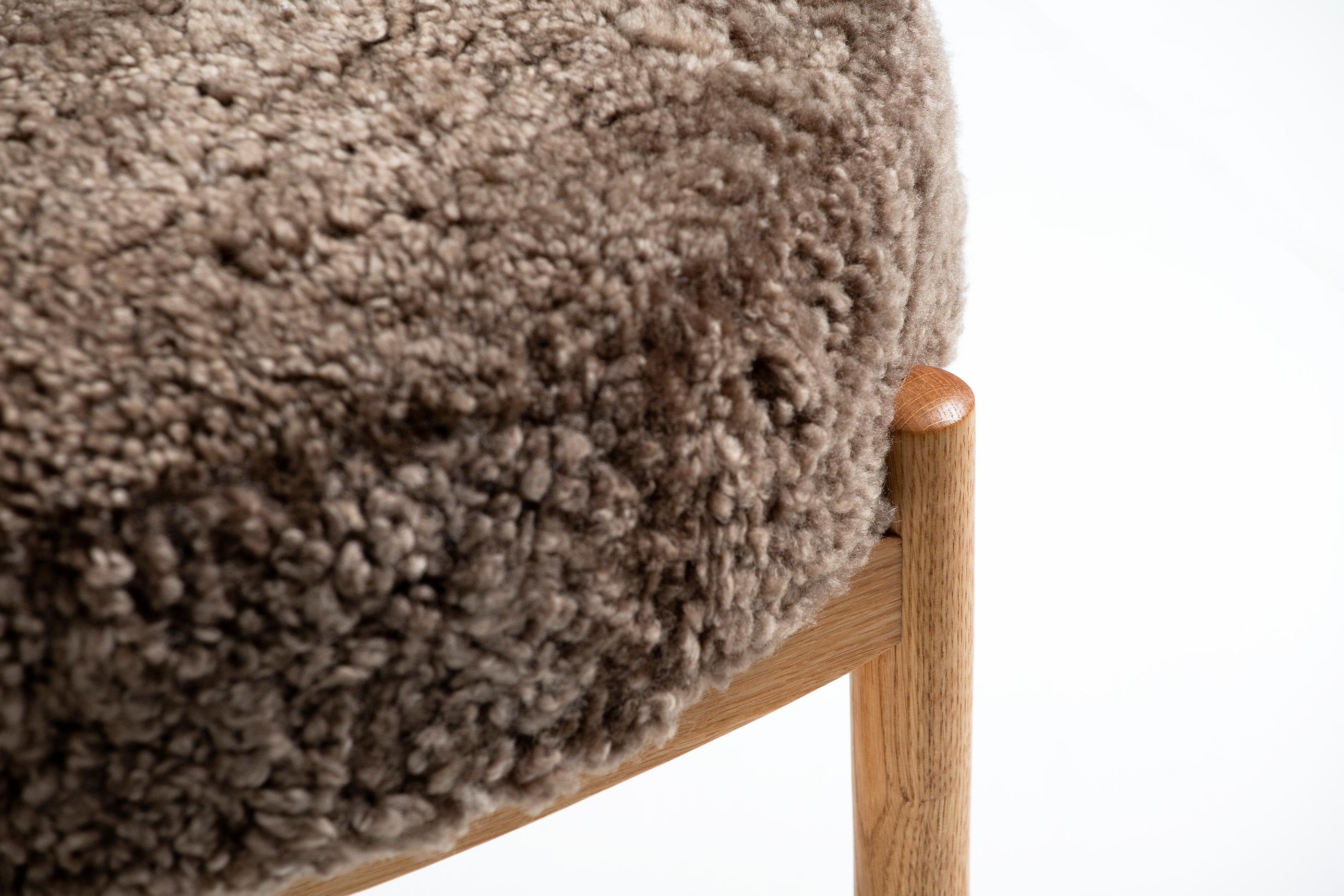 XXIe siècle et contemporain Pouf rond en chêne et peau de mouton fait sur-mesure en vente