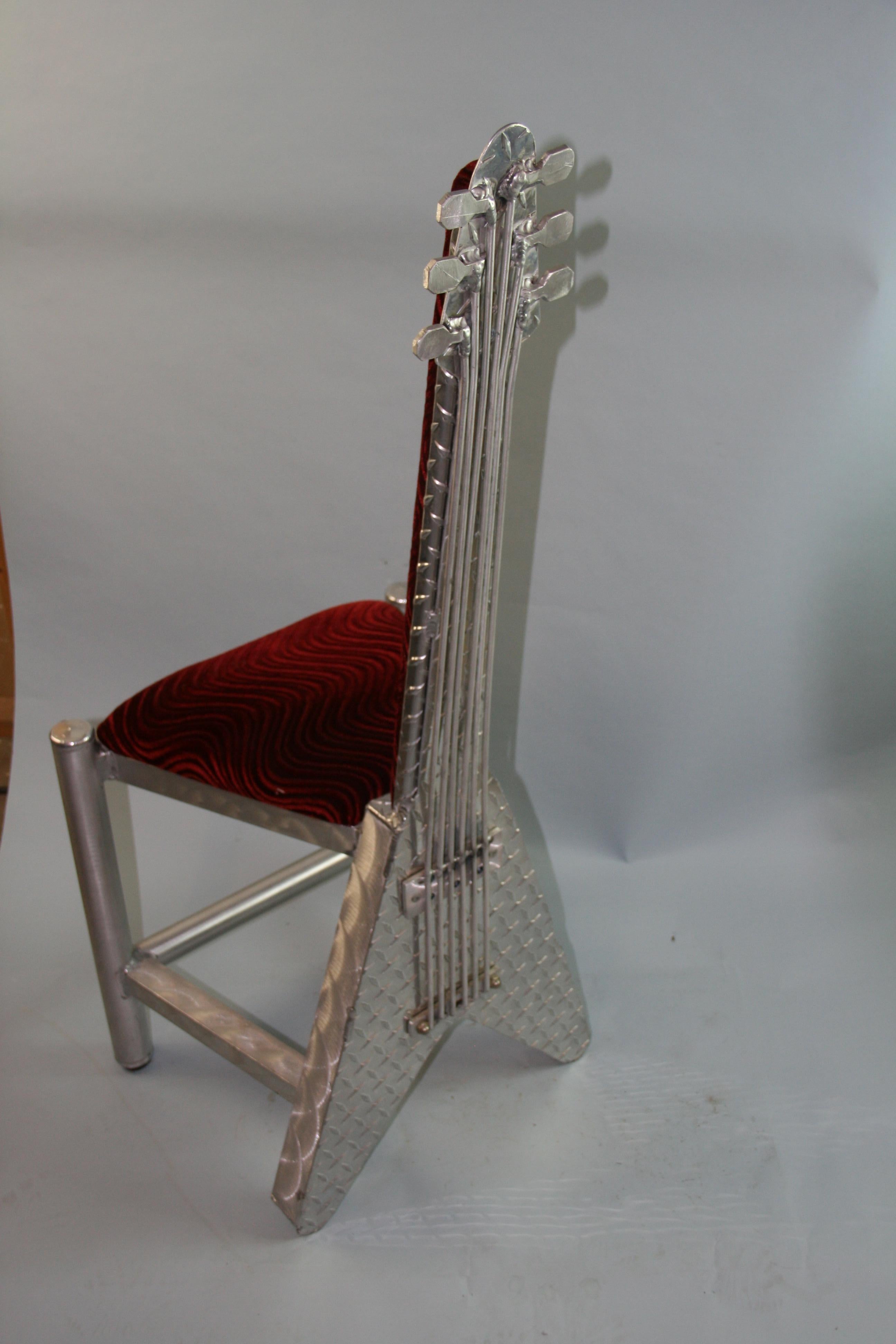 CUSTOM MADE Einzigartiger Gitarrenstuhl aus Aluminium (Ende des 20. Jahrhunderts)