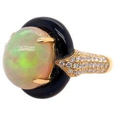 Anillo de Ópalo a Medida con Ónix y Diamantes en Oro Amarillo de 18k