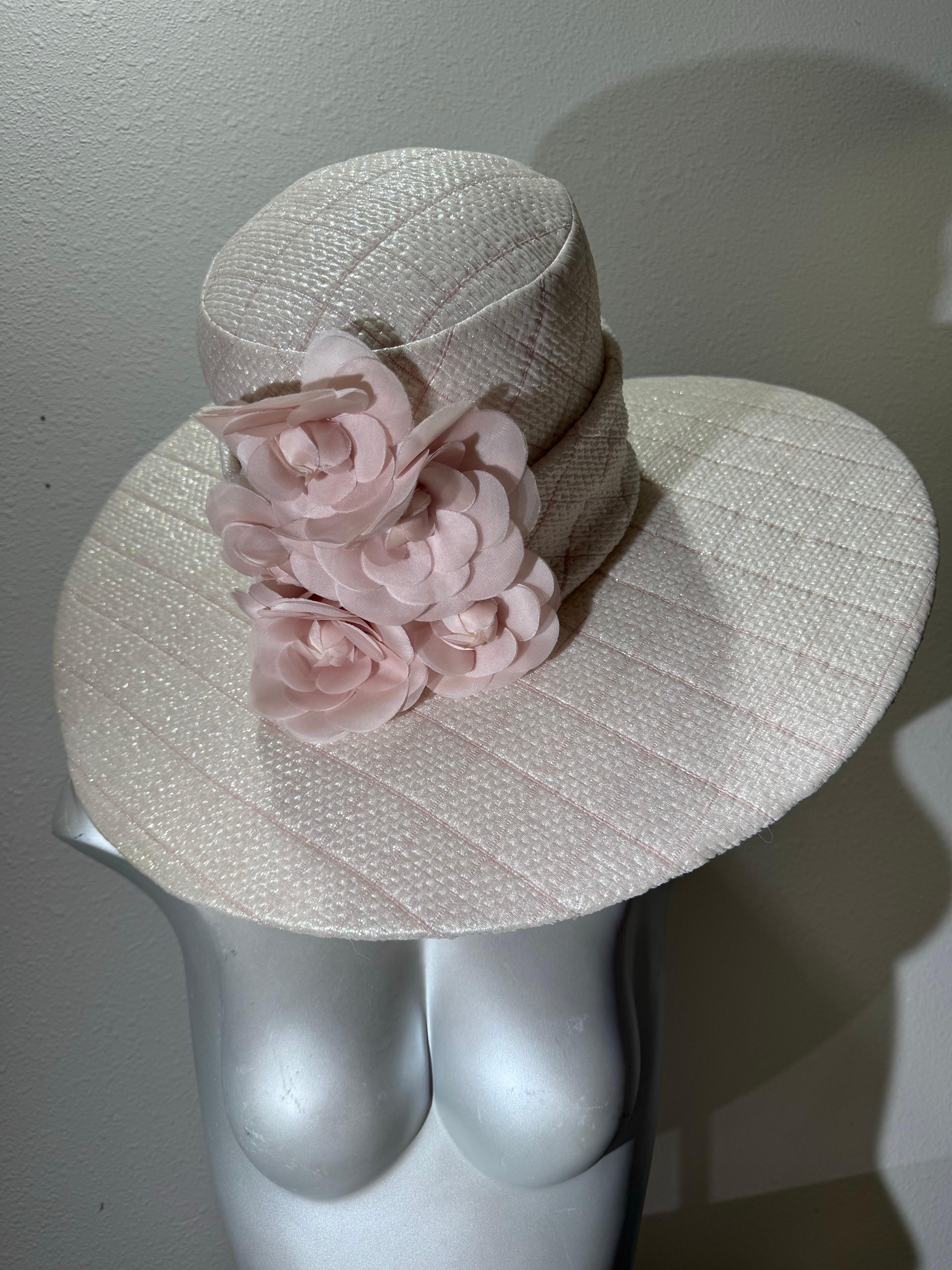 Maßgefertigter, opalisierender Tweed-Fedora mit breiter Krempe aus gestepptem Chanel-Stoff und Kamelienstrauß: Kamelien aus Seidenorganza in zartem Rosa mit großer originalgetreuer Hutnadel. Die Krempe misst 20