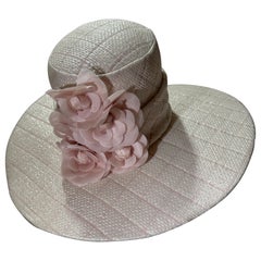 CUSTOM MADE Fedora à large bord en tweed opalescent matelassé en tissu Chanel avec Camelia