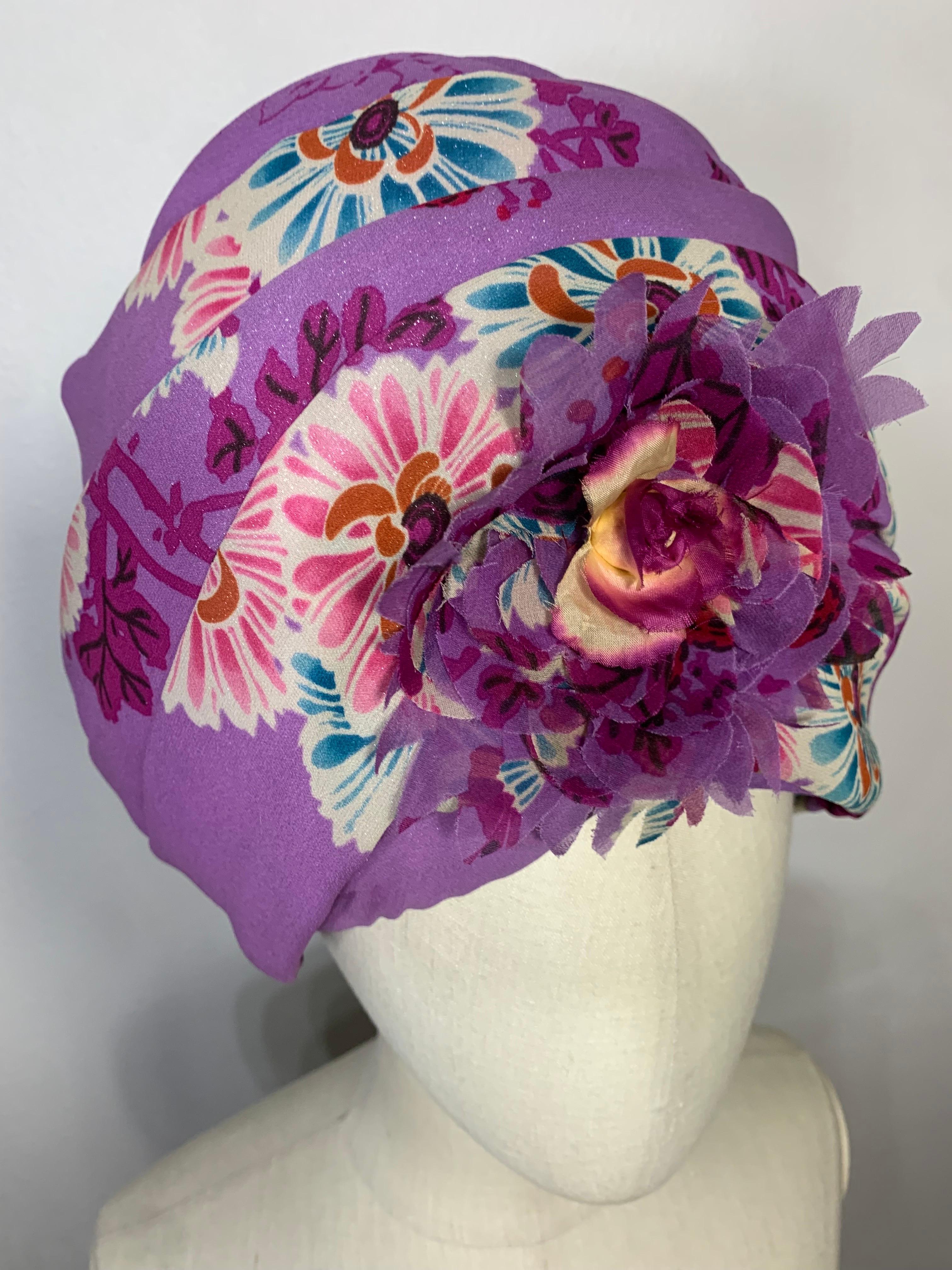 Maßgefertigte Orchidee Rosa Seide Chiffon Floral Print Turban mit Blumendruck in der Mitte & Anstecknadel im Angebot 7