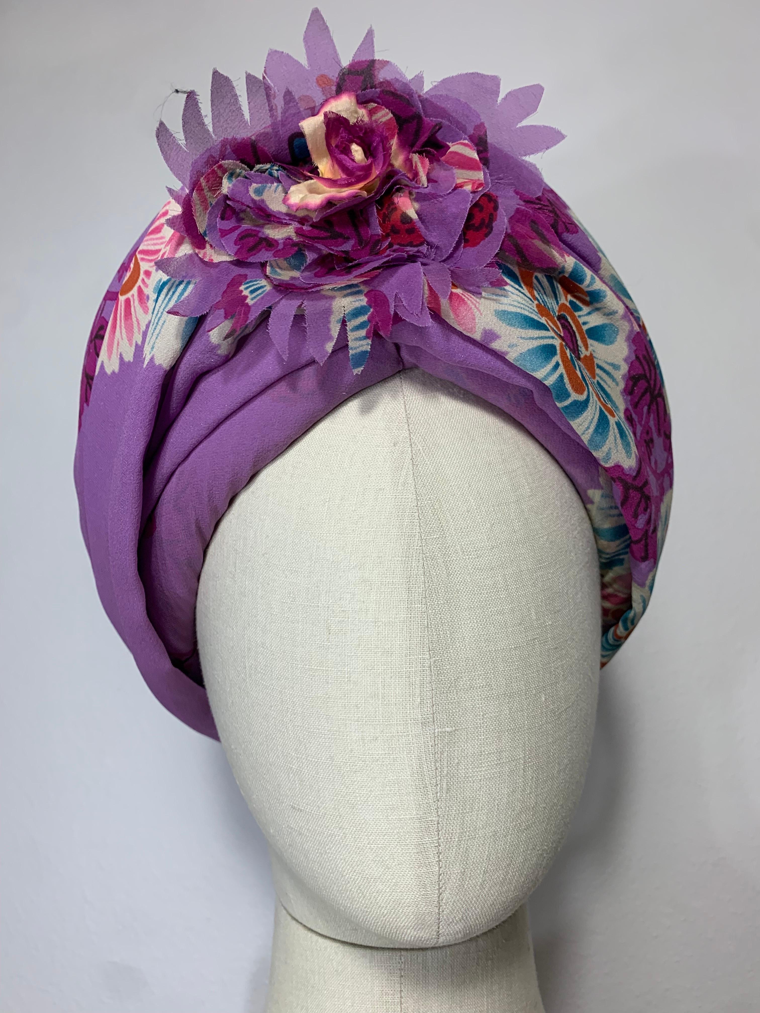 Turbante su misura in chiffon di seta rosa orchidea con stampa floreale e spilla al centro in vendita 7