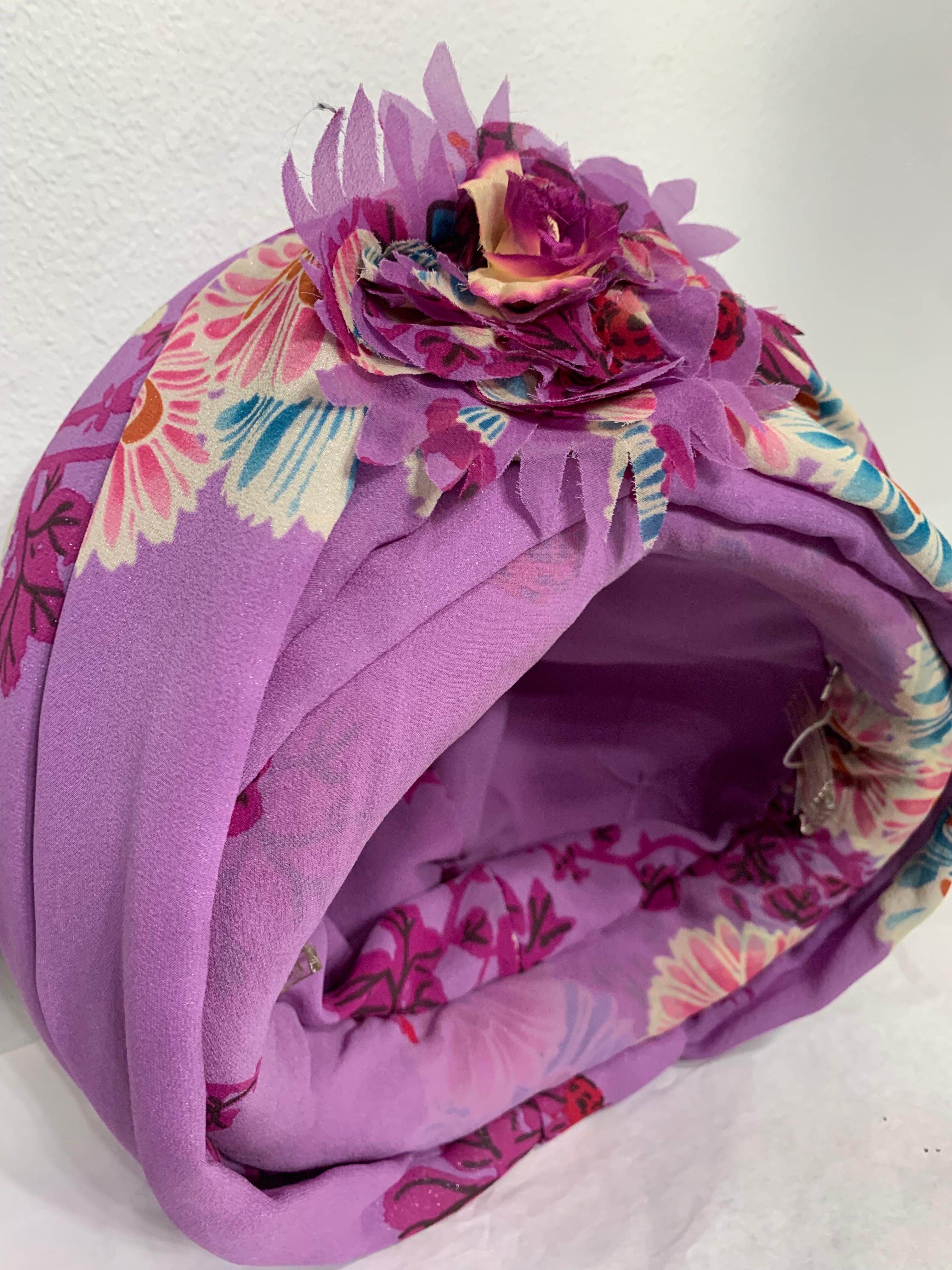 Maßgefertigte Orchidee Rosa Seide Chiffon Floral Print Turban mit Blumendruck in der Mitte & Anstecknadel im Angebot 9