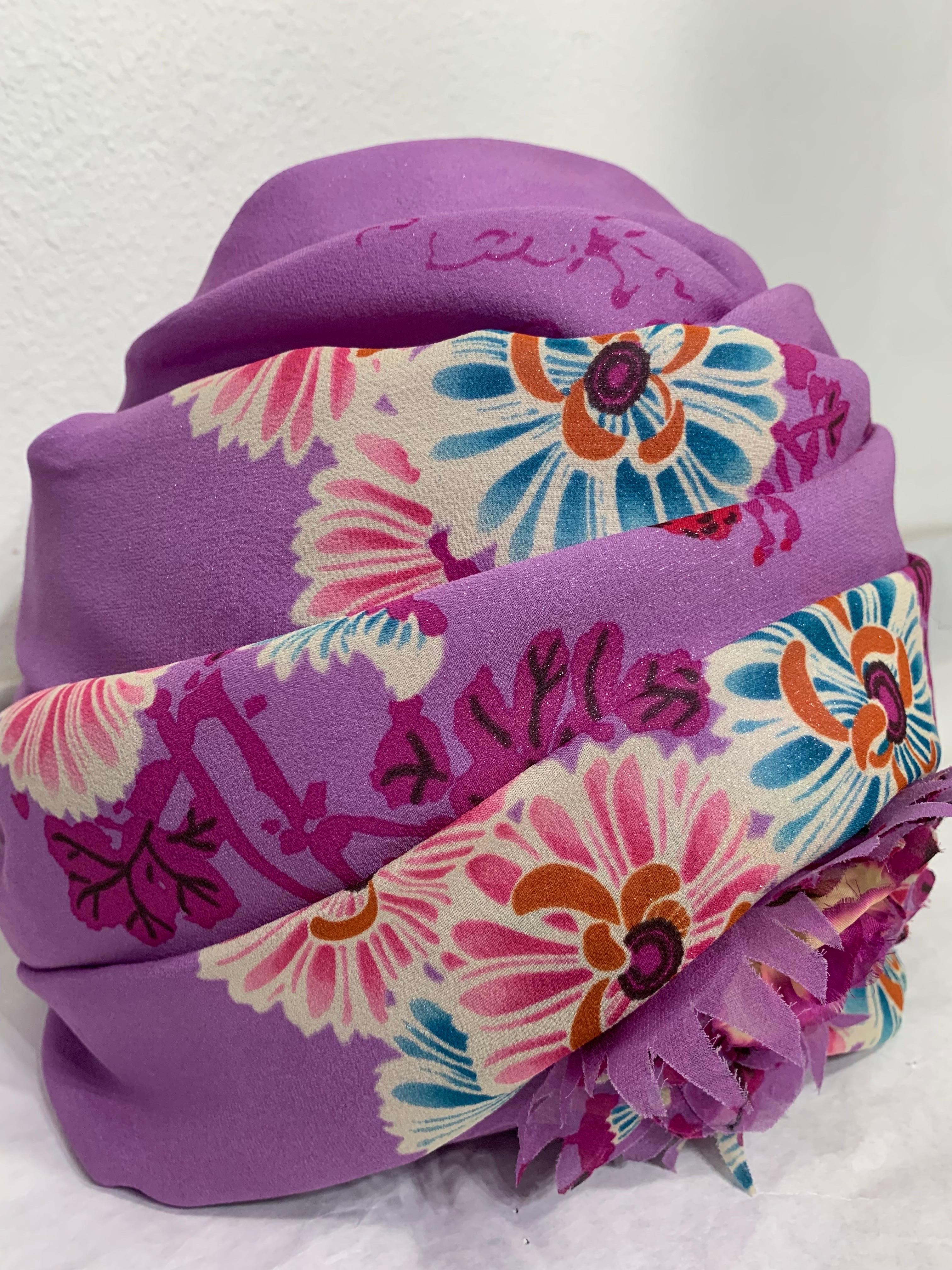 Maßgefertigte Orchidee Rosa Seide Chiffon Floral Print Turban mit Blumendruck in der Mitte & Anstecknadel im Angebot 10