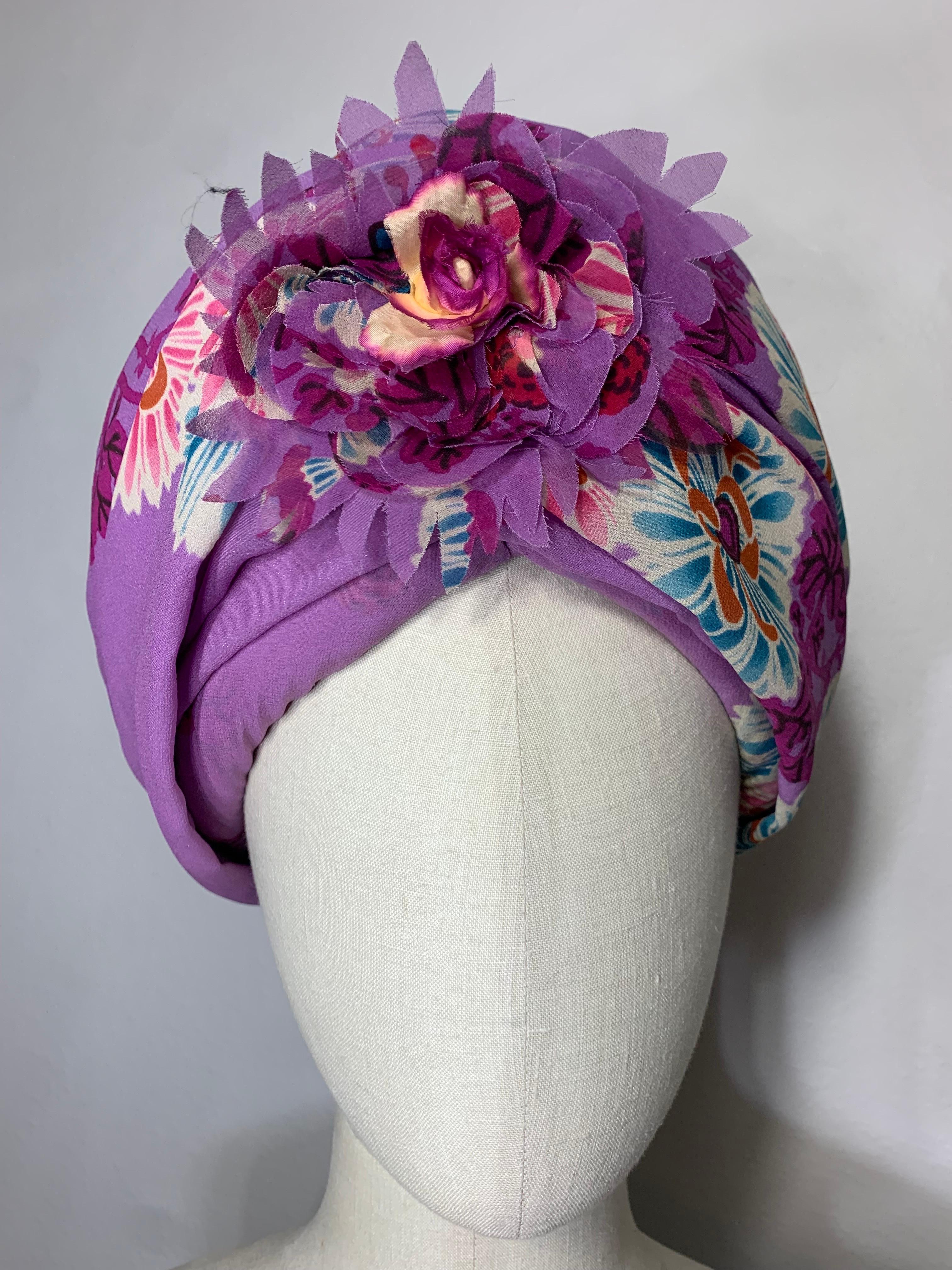 Turban imprimé floral en mousseline de soie rose orchidée avec centre floral et épingle à chapeau assortie : ce turban printemps/été a une haute silhouette en forme de ruche construite sur une base raidie en lamé argenté pour plus de hauteur et de