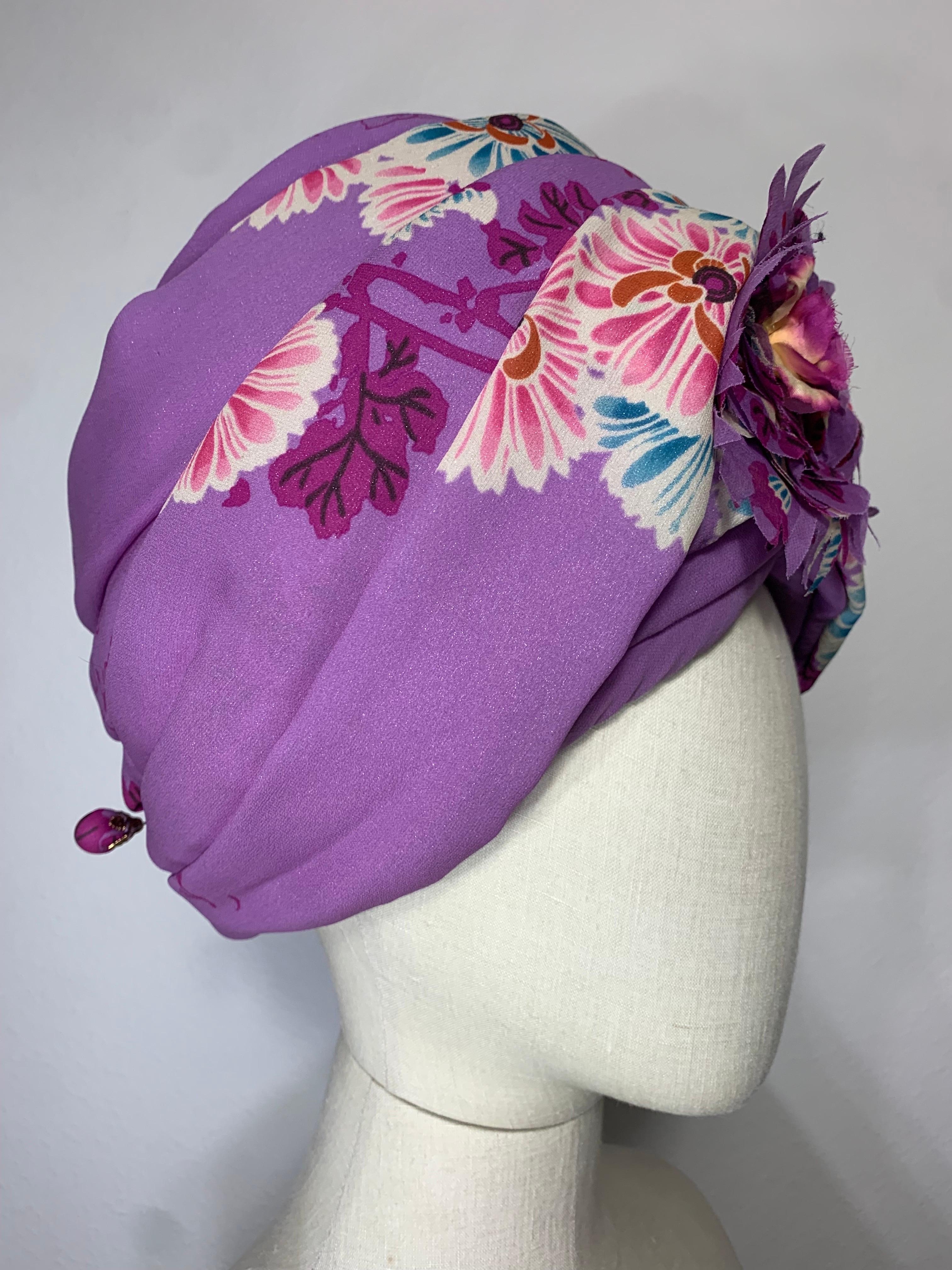 Turbante su misura in chiffon di seta rosa orchidea con stampa floreale e spilla al centro In condizioni ottime in vendita a Gresham, OR