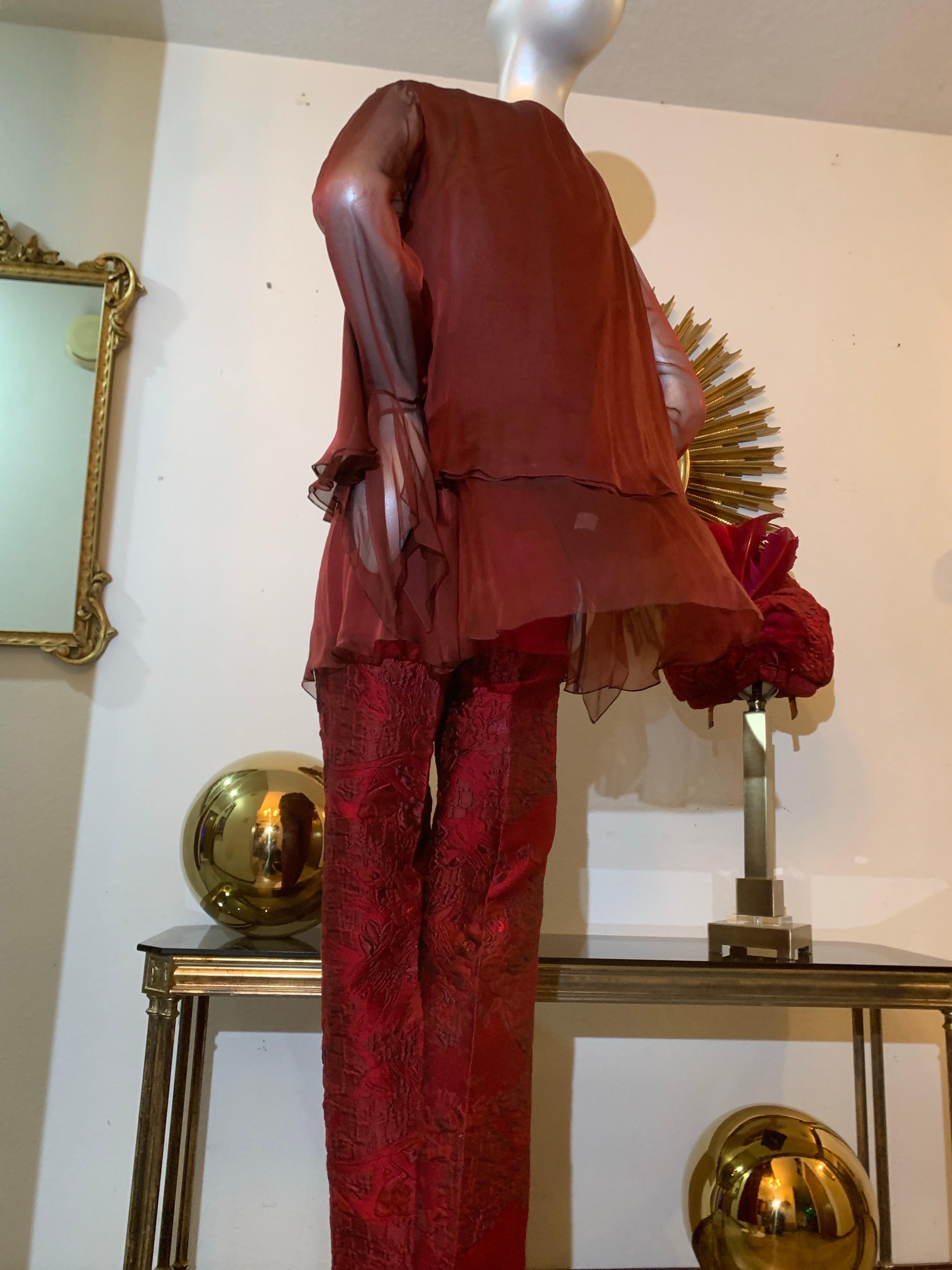 Ensemble pantalone - camicetta - turbante su misura in broccato di seta e chiffon scarlatto in vendita 5