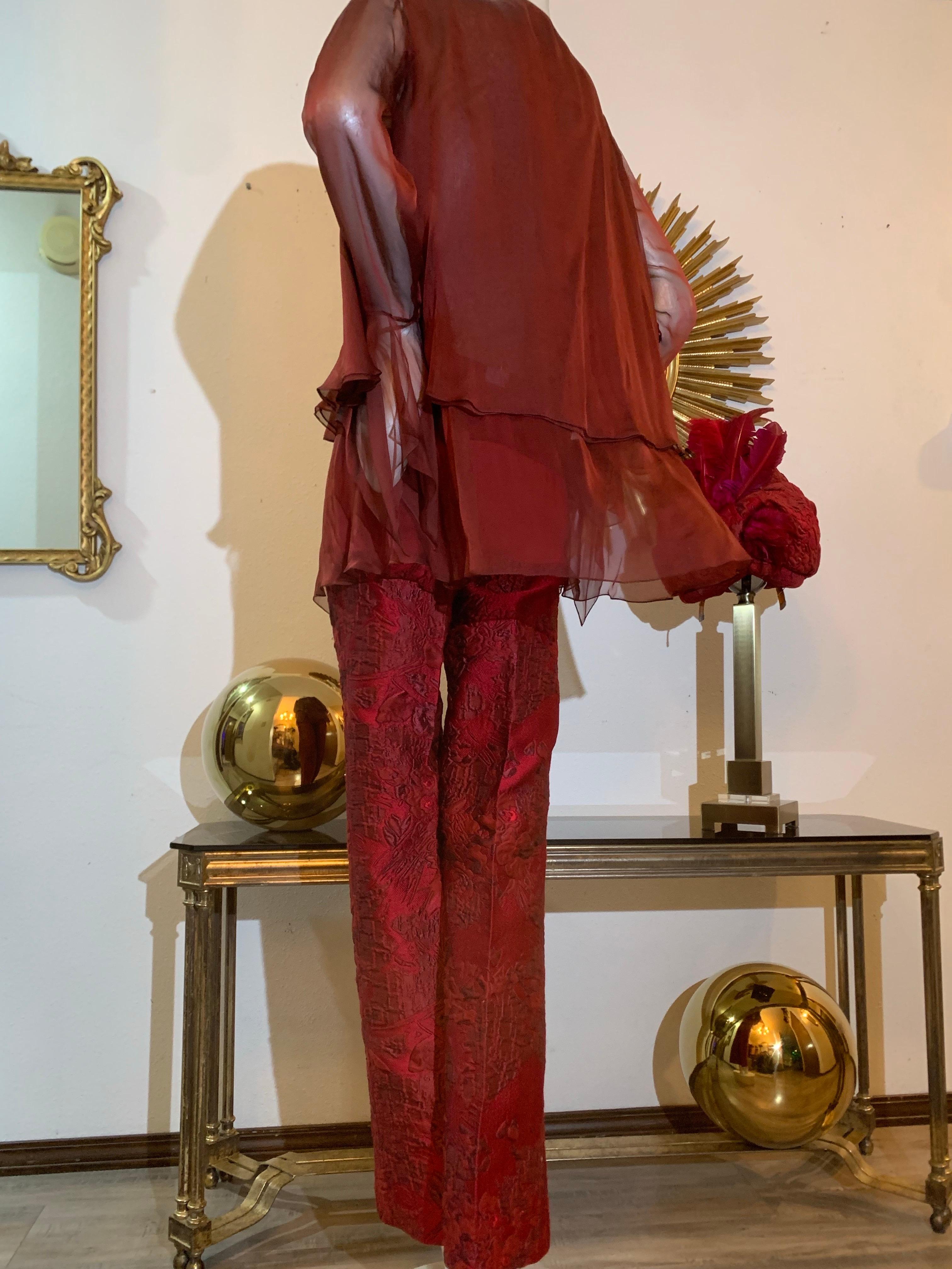 Ensemble pantalone - camicetta - turbante su misura in broccato di seta e chiffon scarlatto in vendita 7