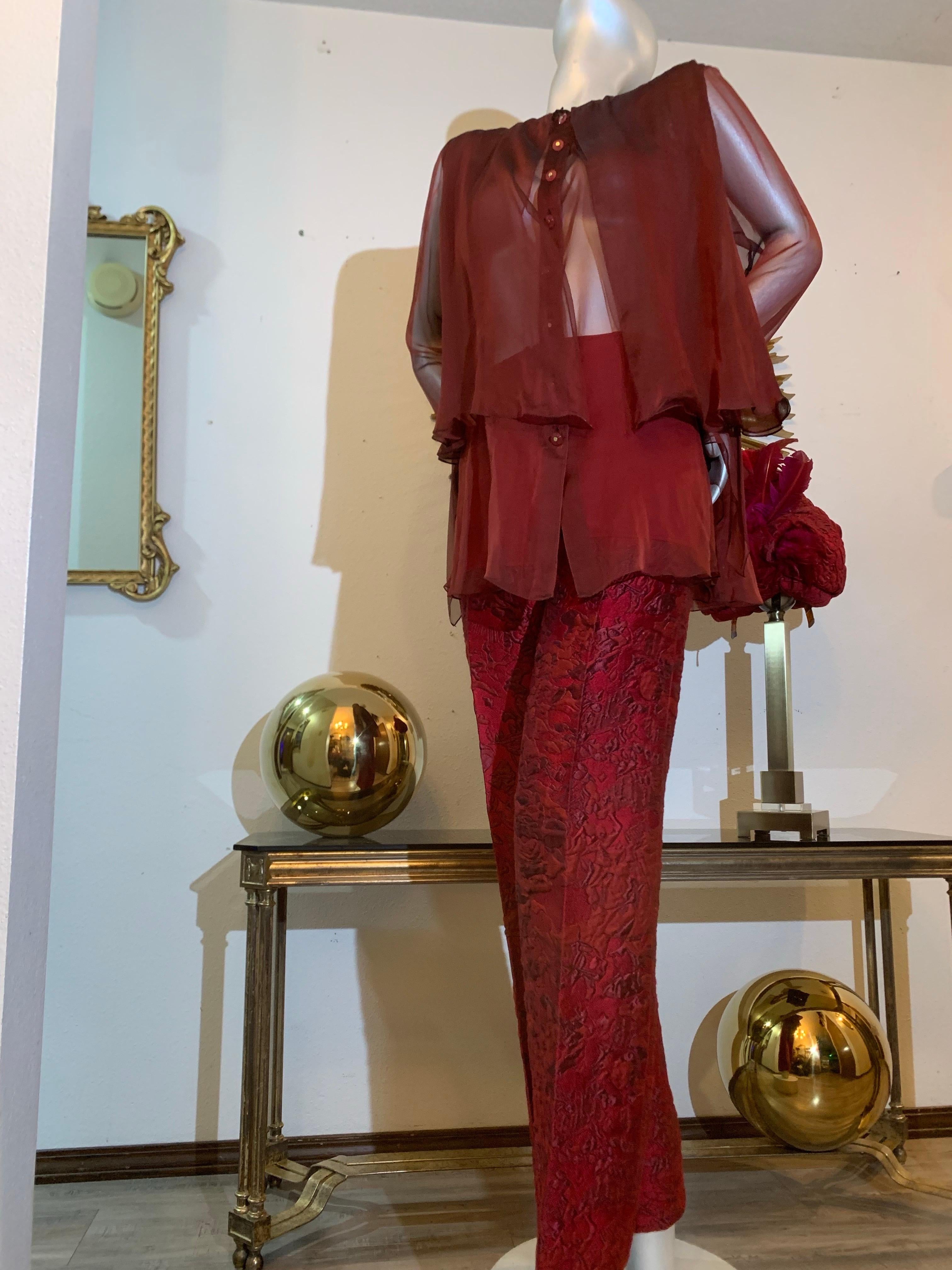 Ensemble pantalone - camicetta - turbante su misura in broccato di seta e chiffon scarlatto in vendita 8