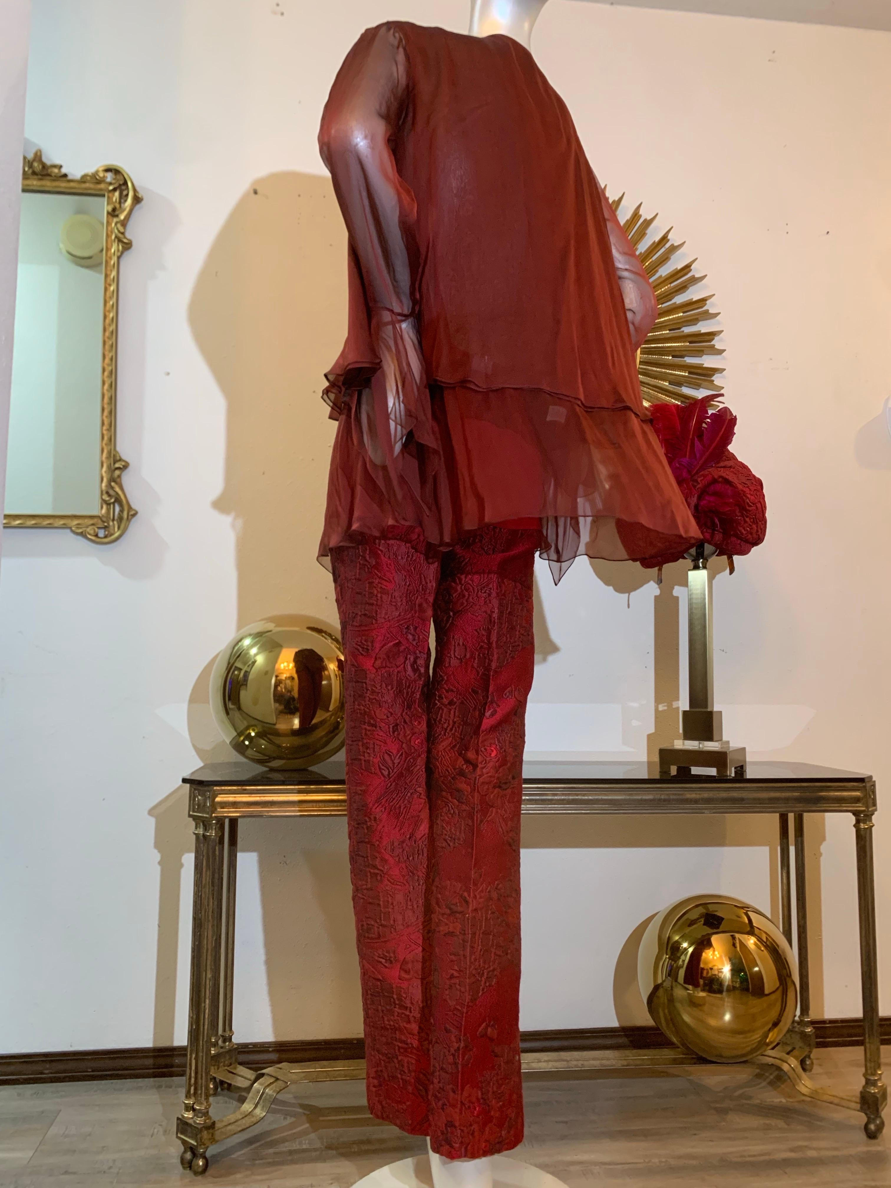 Ensemble pantalone - camicetta - turbante su misura in broccato di seta e chiffon scarlatto in vendita 13