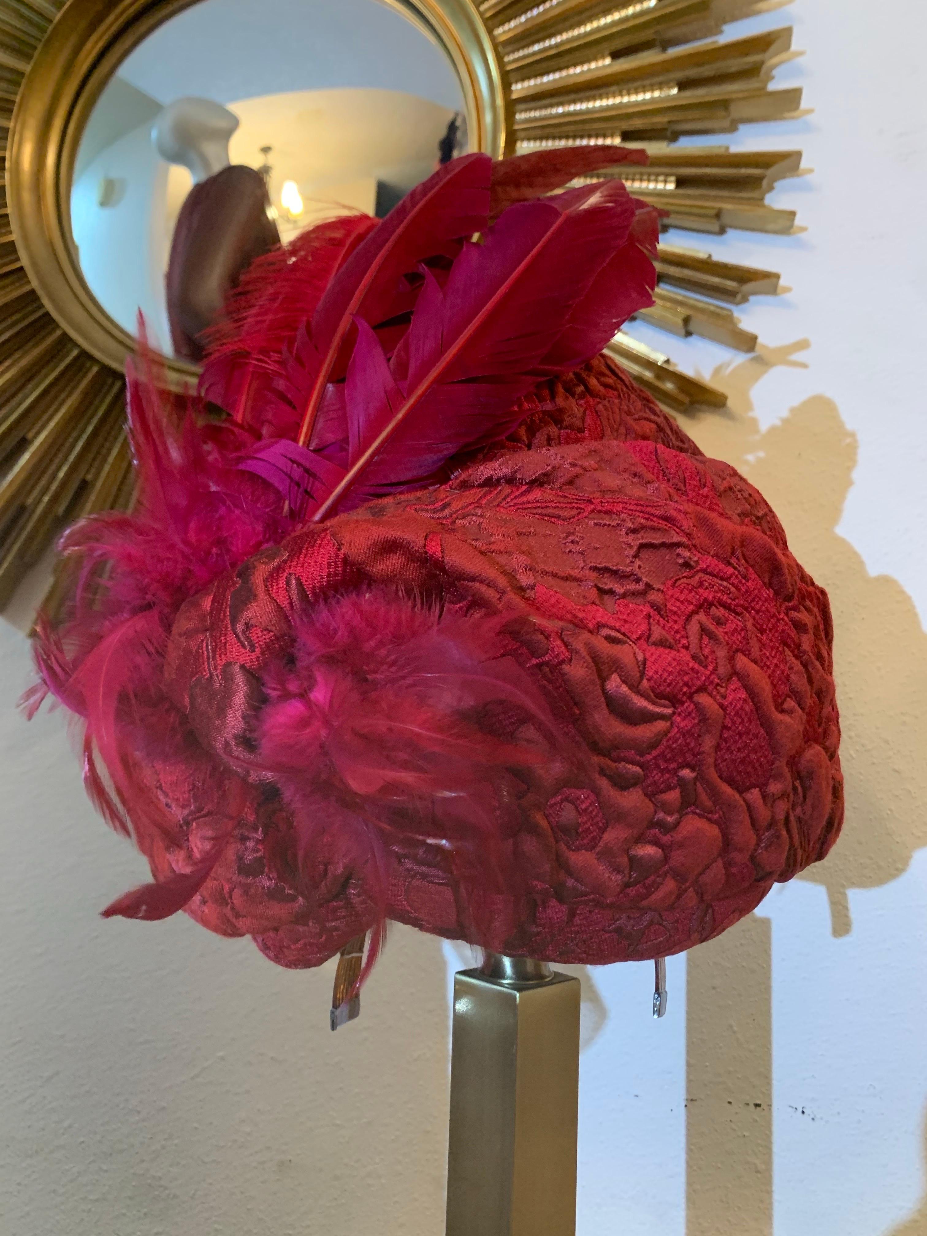 Completo su misura composto da pantaloni, camicetta e turbante in broccato di seta e chiffon color scarlatto: Un bellissimo ensemble su misura nel più lussuoso broccato di seta rosso scarlatto e nello chiffon di seta abbinato.  I pantaloni si