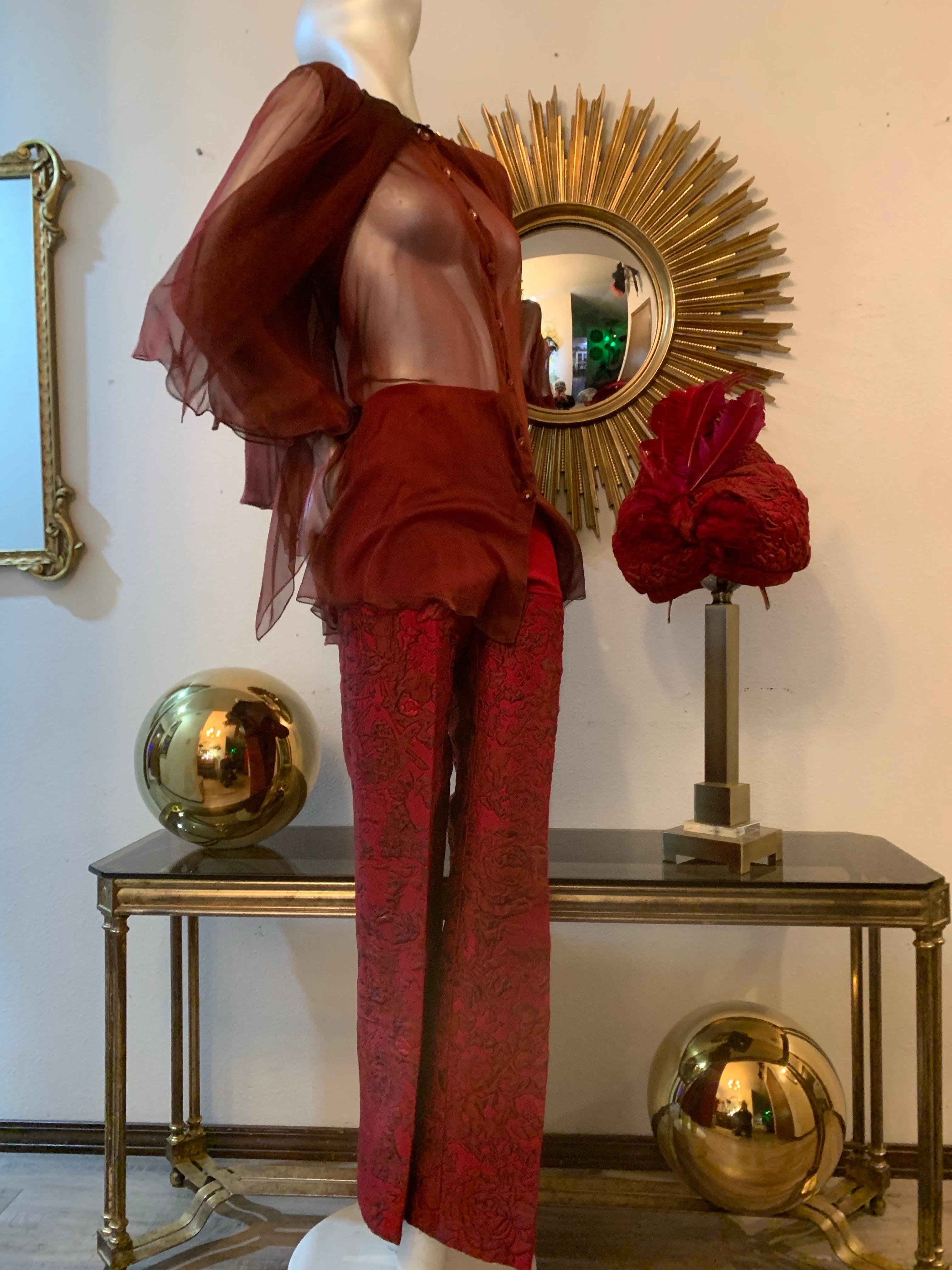 Marrone Ensemble pantalone - camicetta - turbante su misura in broccato di seta e chiffon scarlatto in vendita