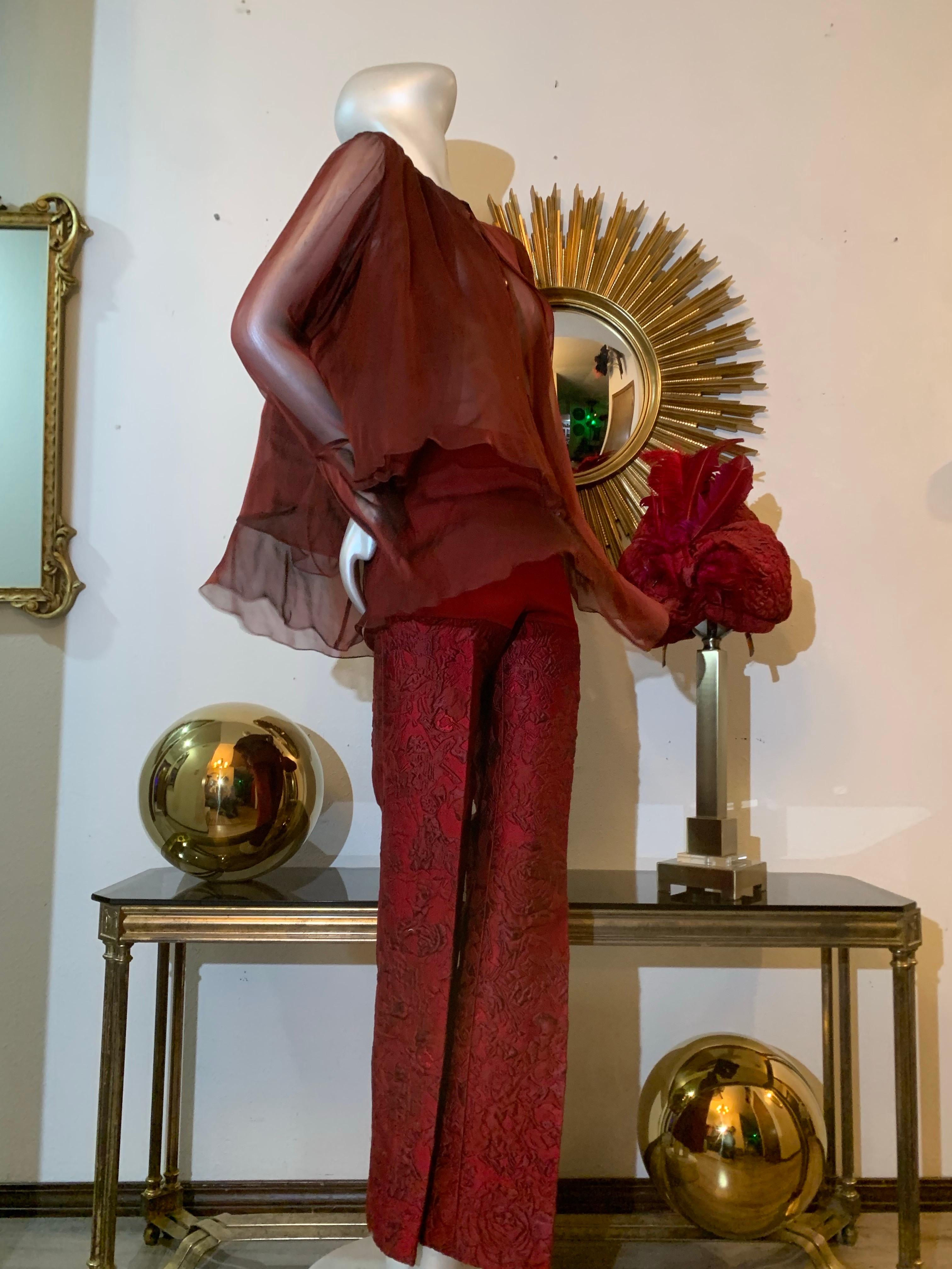 Ensemble pantalone - camicetta - turbante su misura in broccato di seta e chiffon scarlatto In condizioni ottime in vendita a Gresham, OR