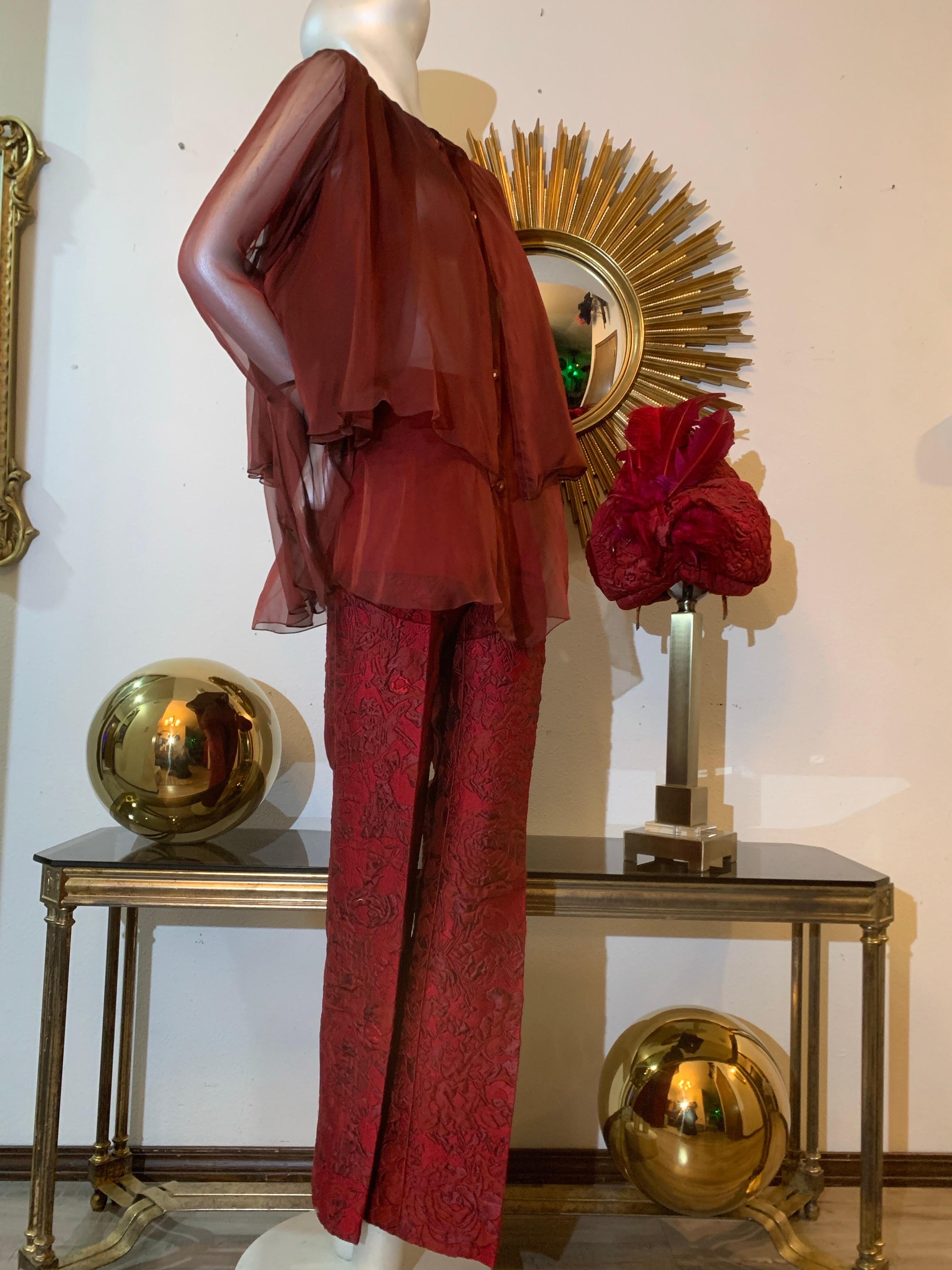 Donna Ensemble pantalone - camicetta - turbante su misura in broccato di seta e chiffon scarlatto in vendita