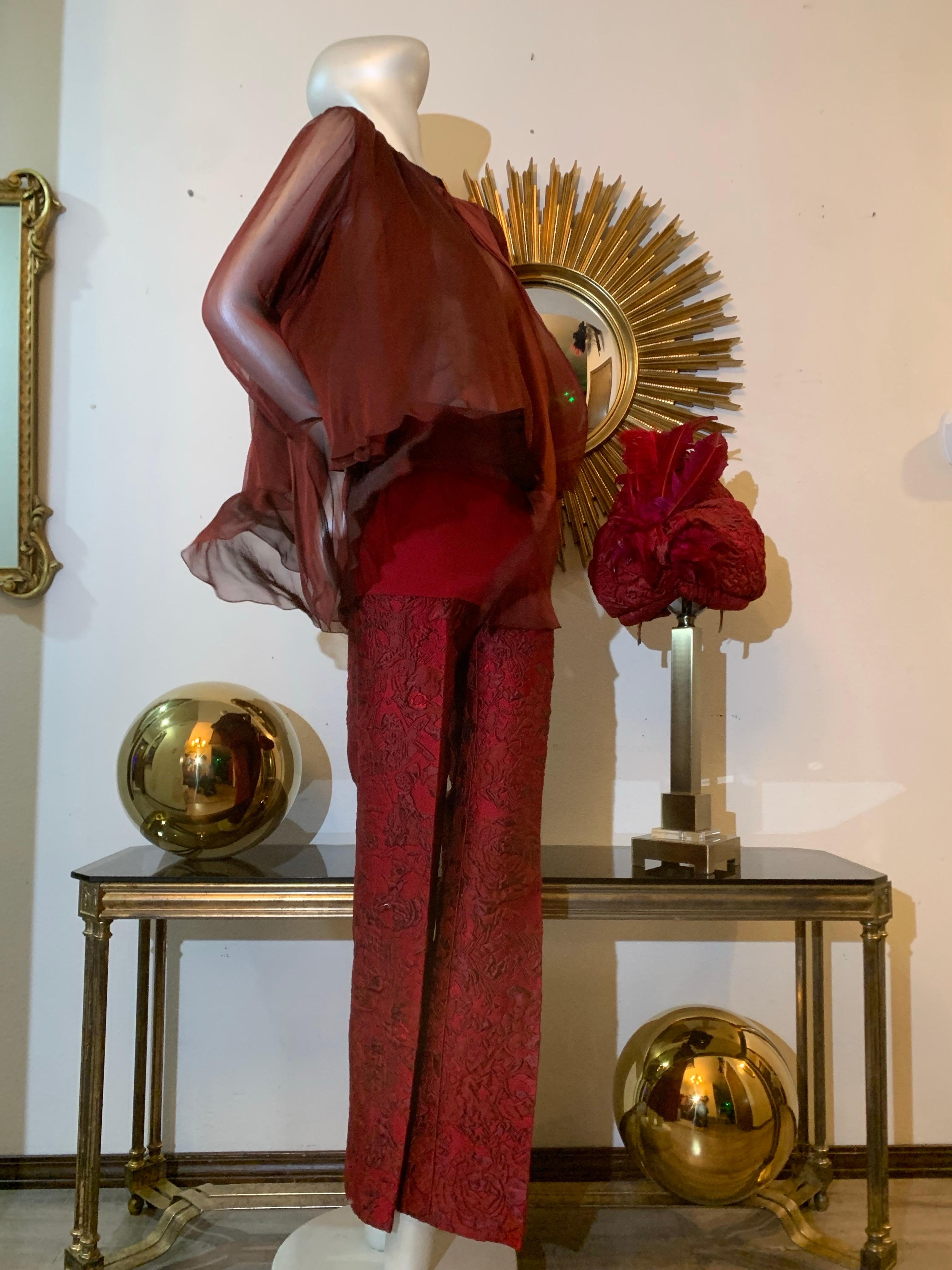 Ensemble pantalone - camicetta - turbante su misura in broccato di seta e chiffon scarlatto in vendita 1