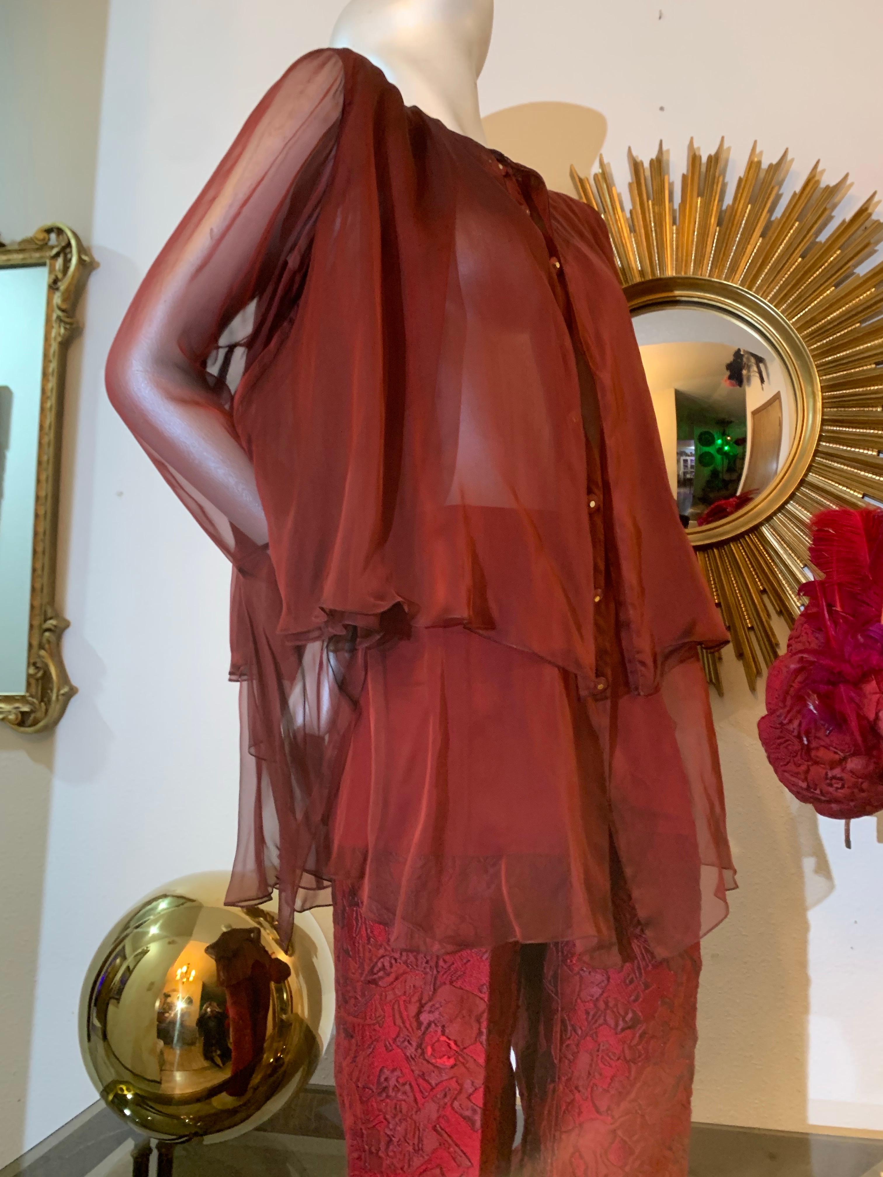 Ensemble pantalone - camicetta - turbante su misura in broccato di seta e chiffon scarlatto in vendita 2