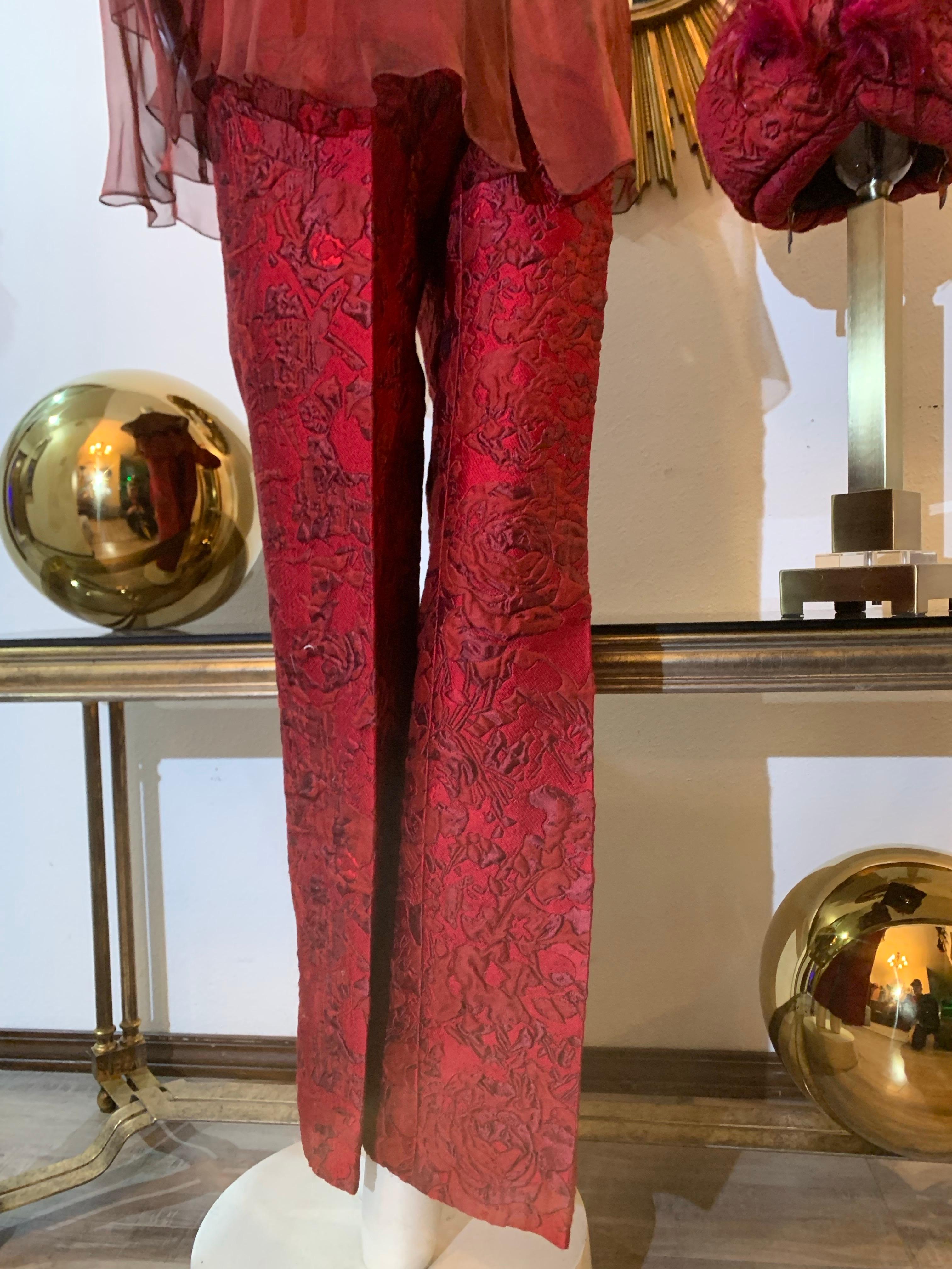 Ensemble pantalone - camicetta - turbante su misura in broccato di seta e chiffon scarlatto in vendita 4