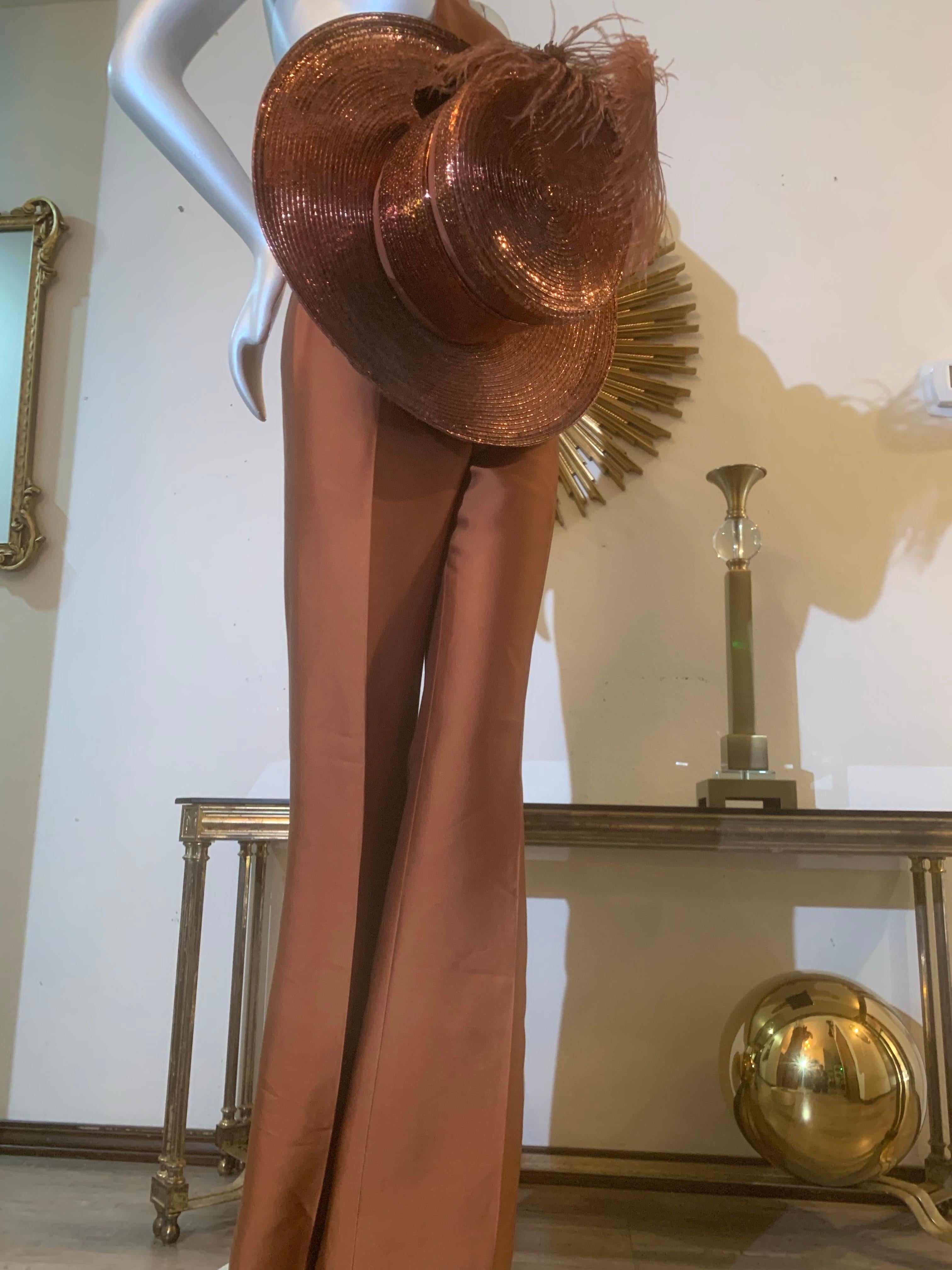 Marrone Cappello a pantalone e ensemble Dickey su misura in lussuosa seta e paglia color bronzo in vendita