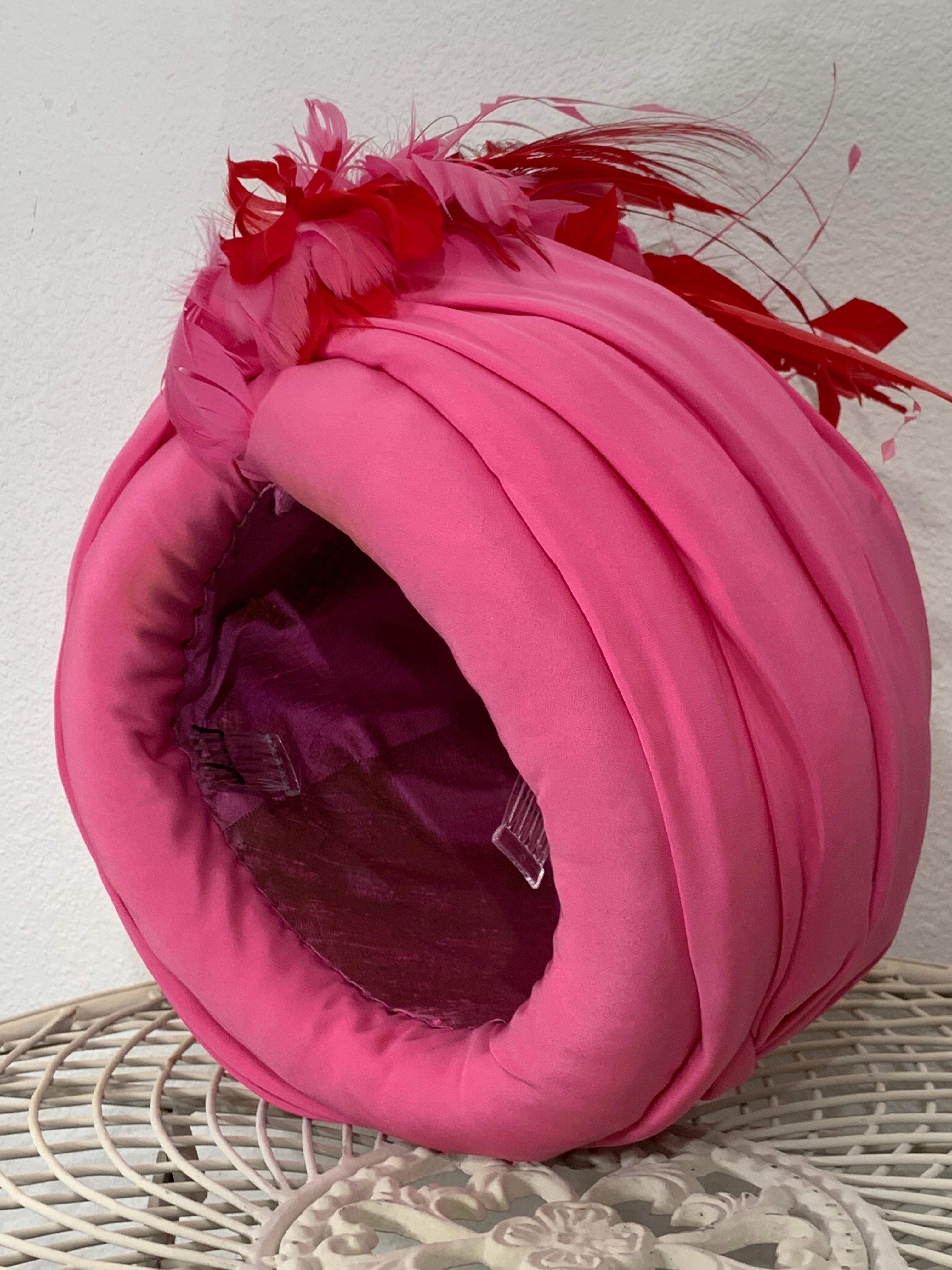 Turbante su misura in crêpe di seta rosa peonia con piume rosse e rosa sul davanti in vendita 5