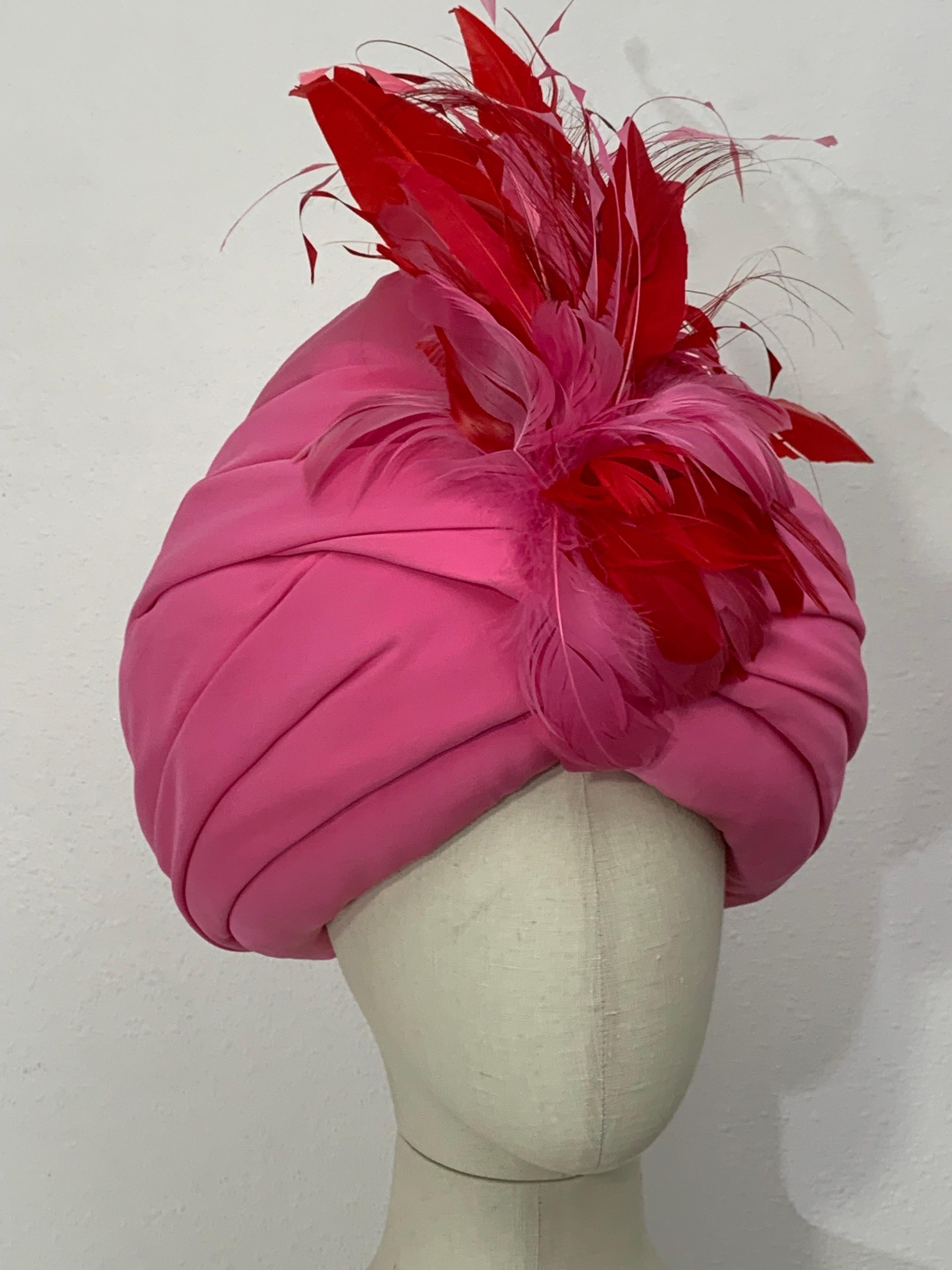 Rosso Turbante su misura in crêpe di seta rosa peonia con piume rosse e rosa sul davanti in vendita