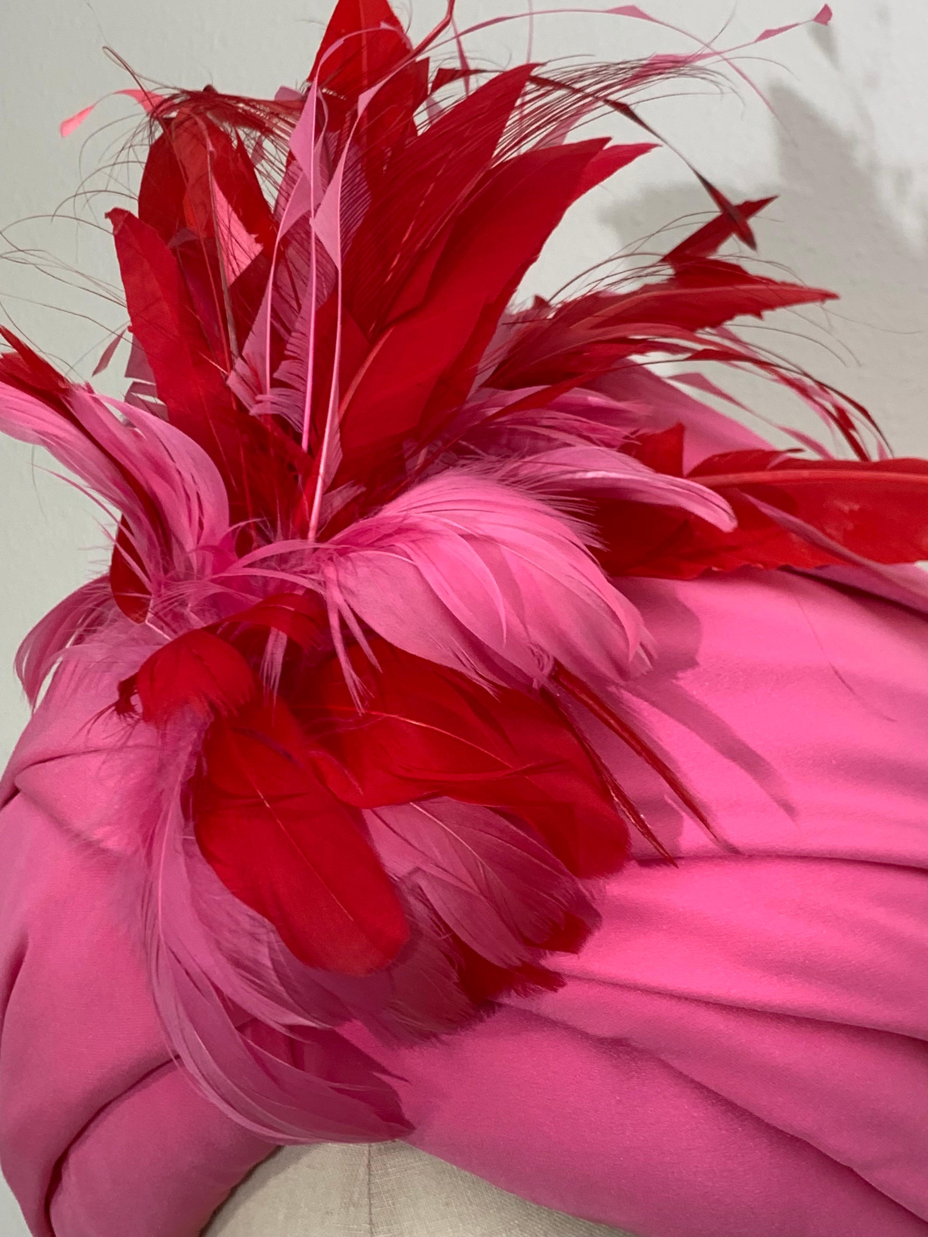 Turbante su misura in crêpe di seta rosa peonia con piume rosse e rosa sul davanti In condizioni ottime in vendita a Gresham, OR