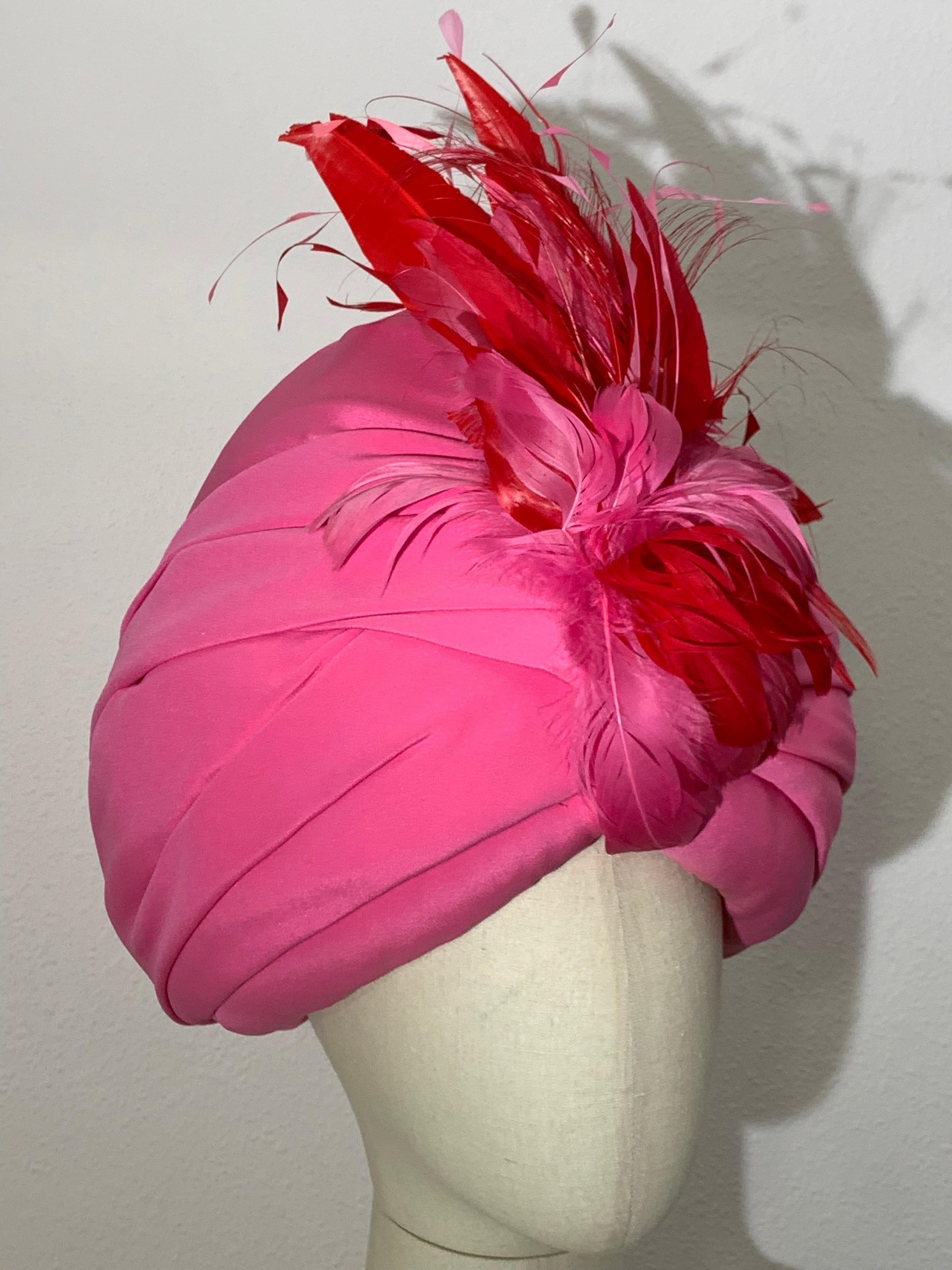 da uomo o donna Turbante su misura in crêpe di seta rosa peonia con piume rosse e rosa sul davanti in vendita