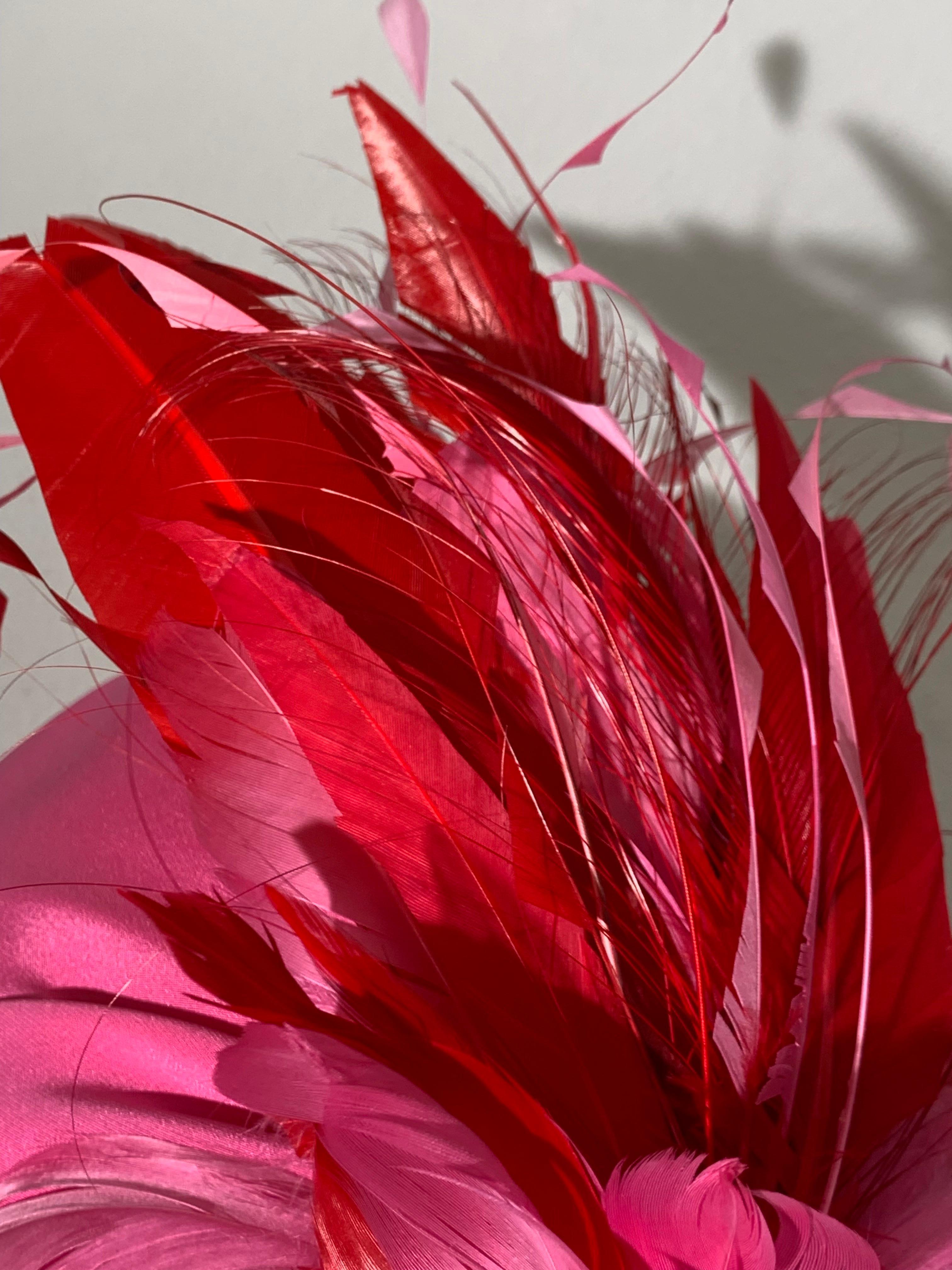 Turbante su misura in crêpe di seta rosa peonia con piume rosse e rosa sul davanti in vendita 1